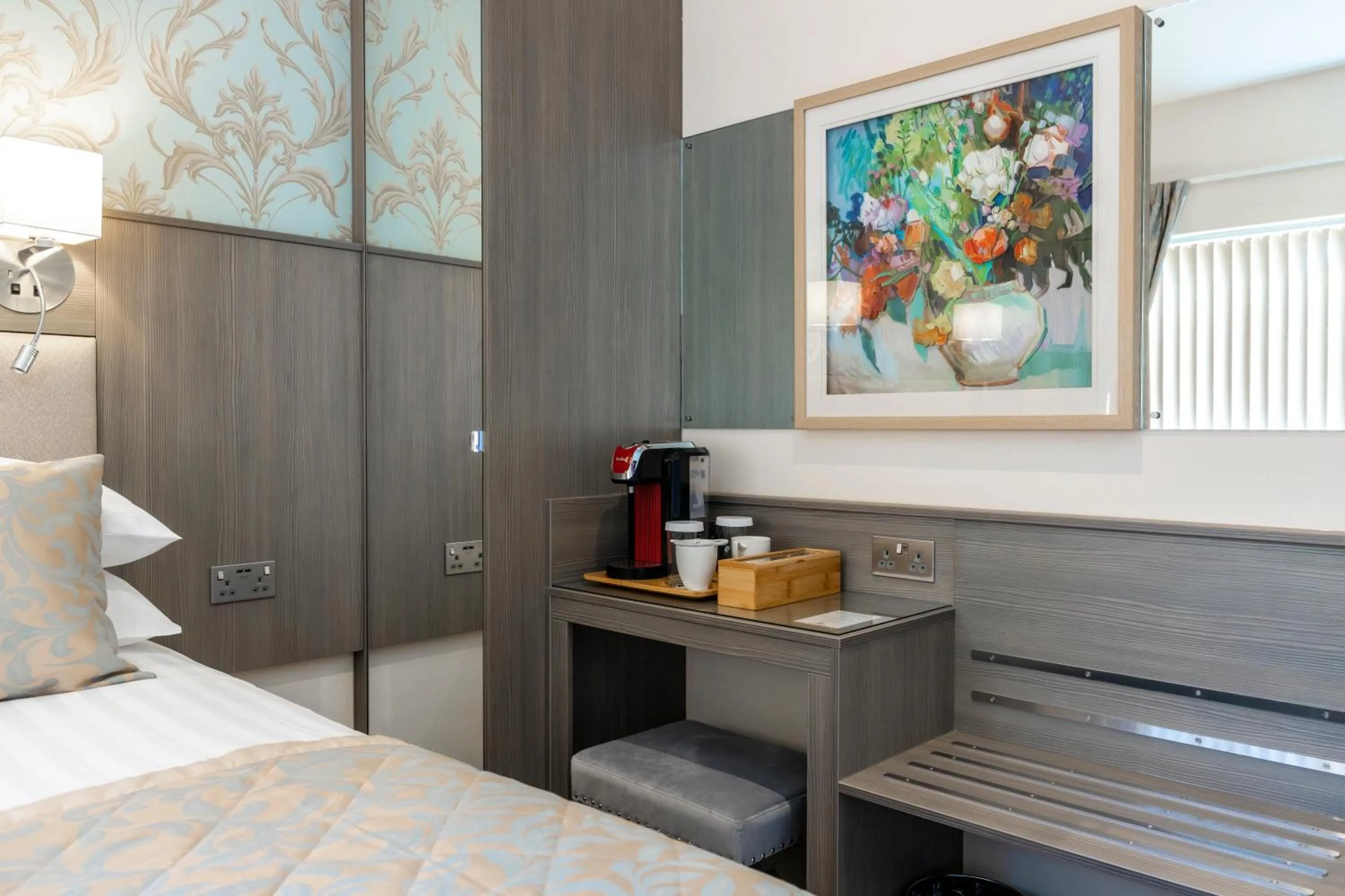 Coffee/tea facilities, Bed in Kingfisher Hotel, Golf and Country Club