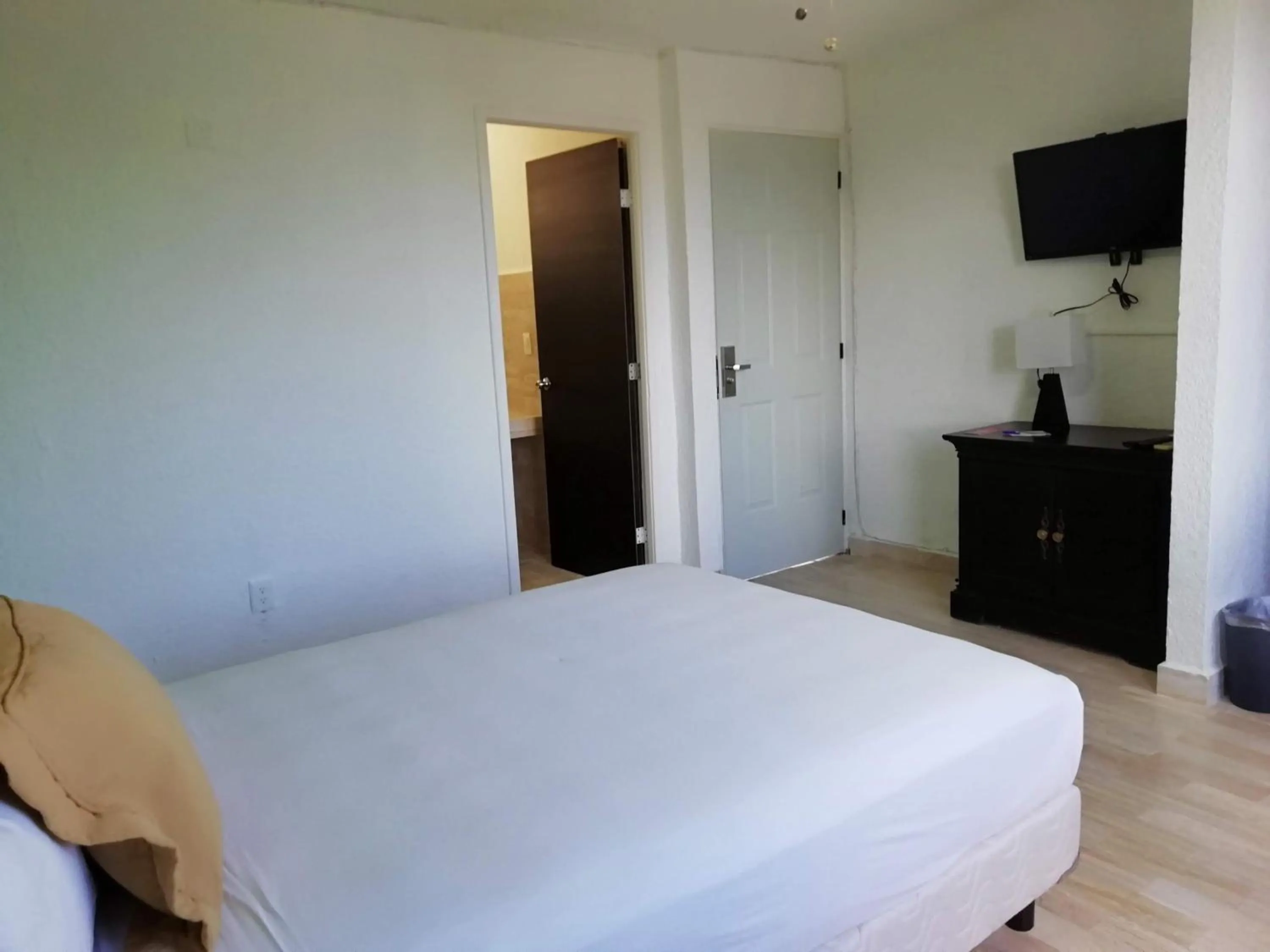 Communal lounge/ TV room, Bed in Hotel Green 16