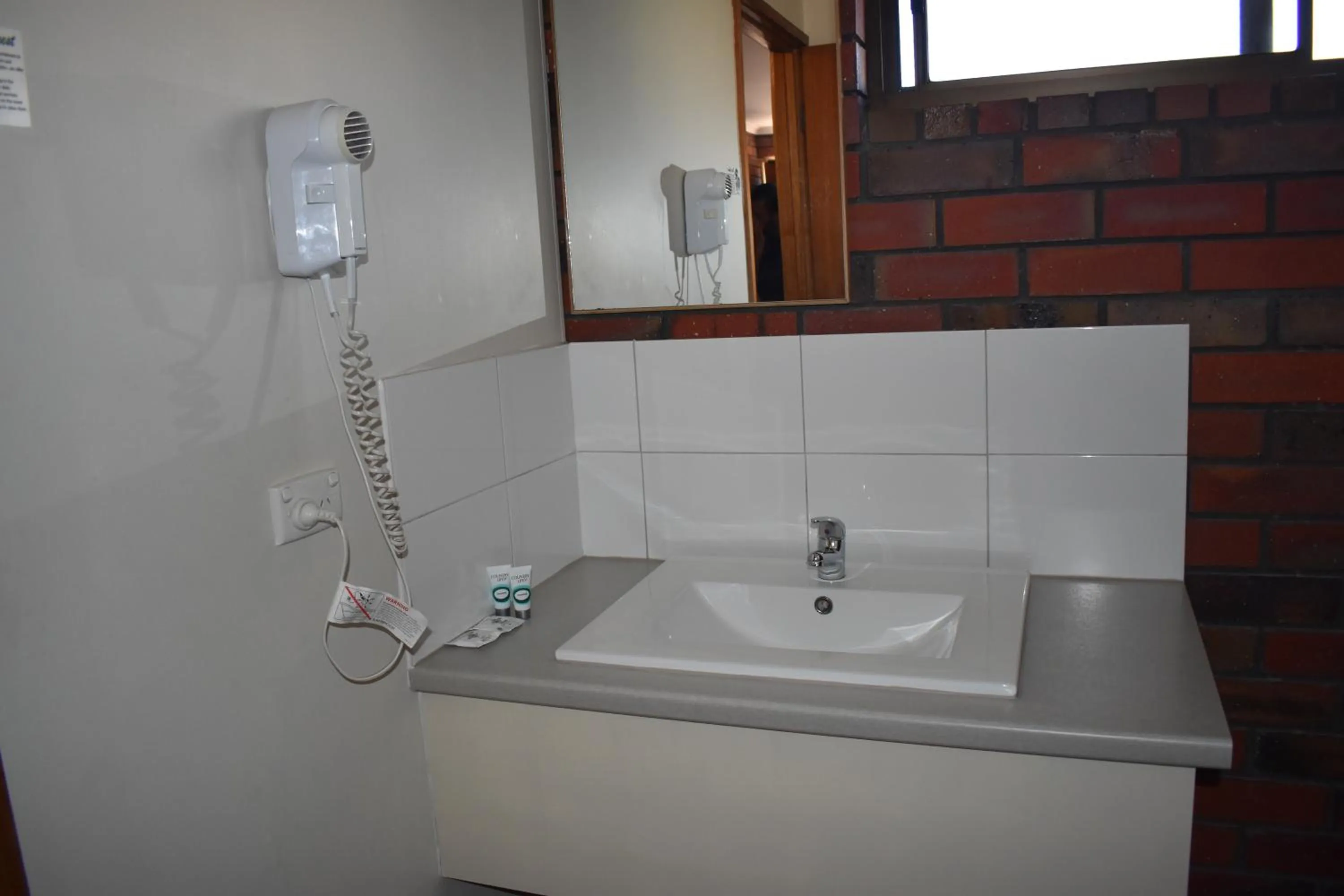 Bathroom in Coorrabin Motor Inn