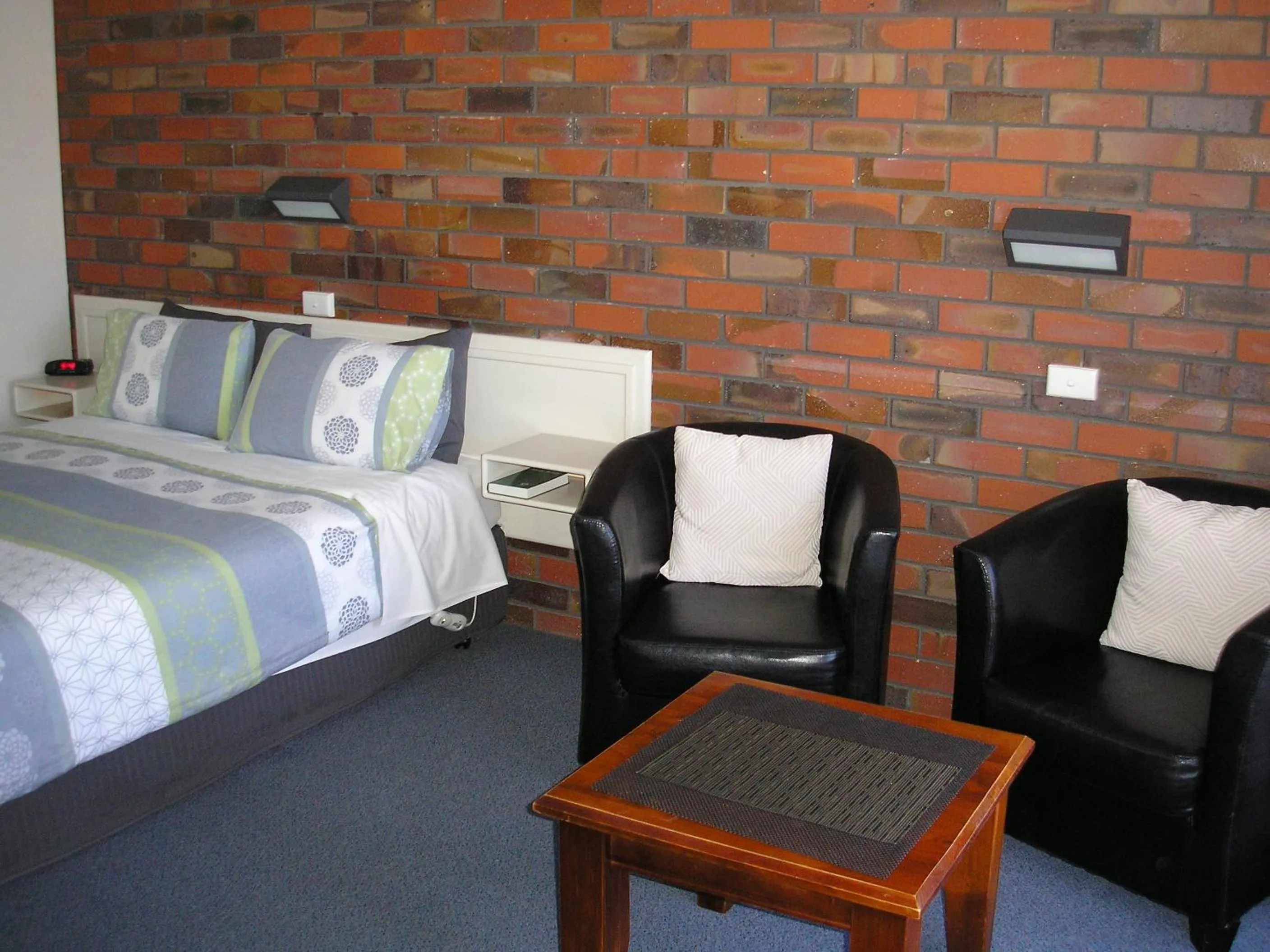 Seating area, Bed in Coorrabin Motor Inn