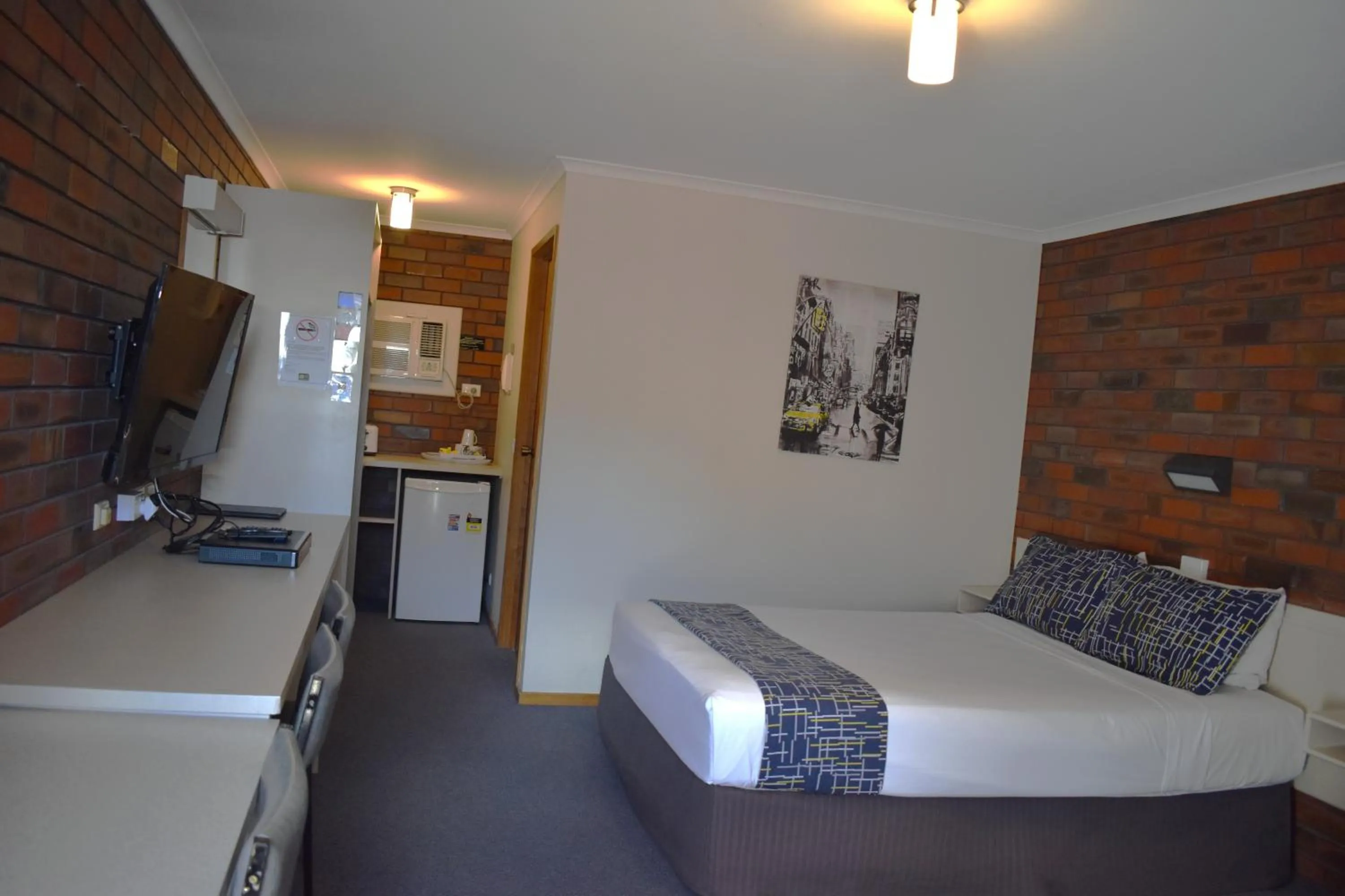 Bed in Coorrabin Motor Inn