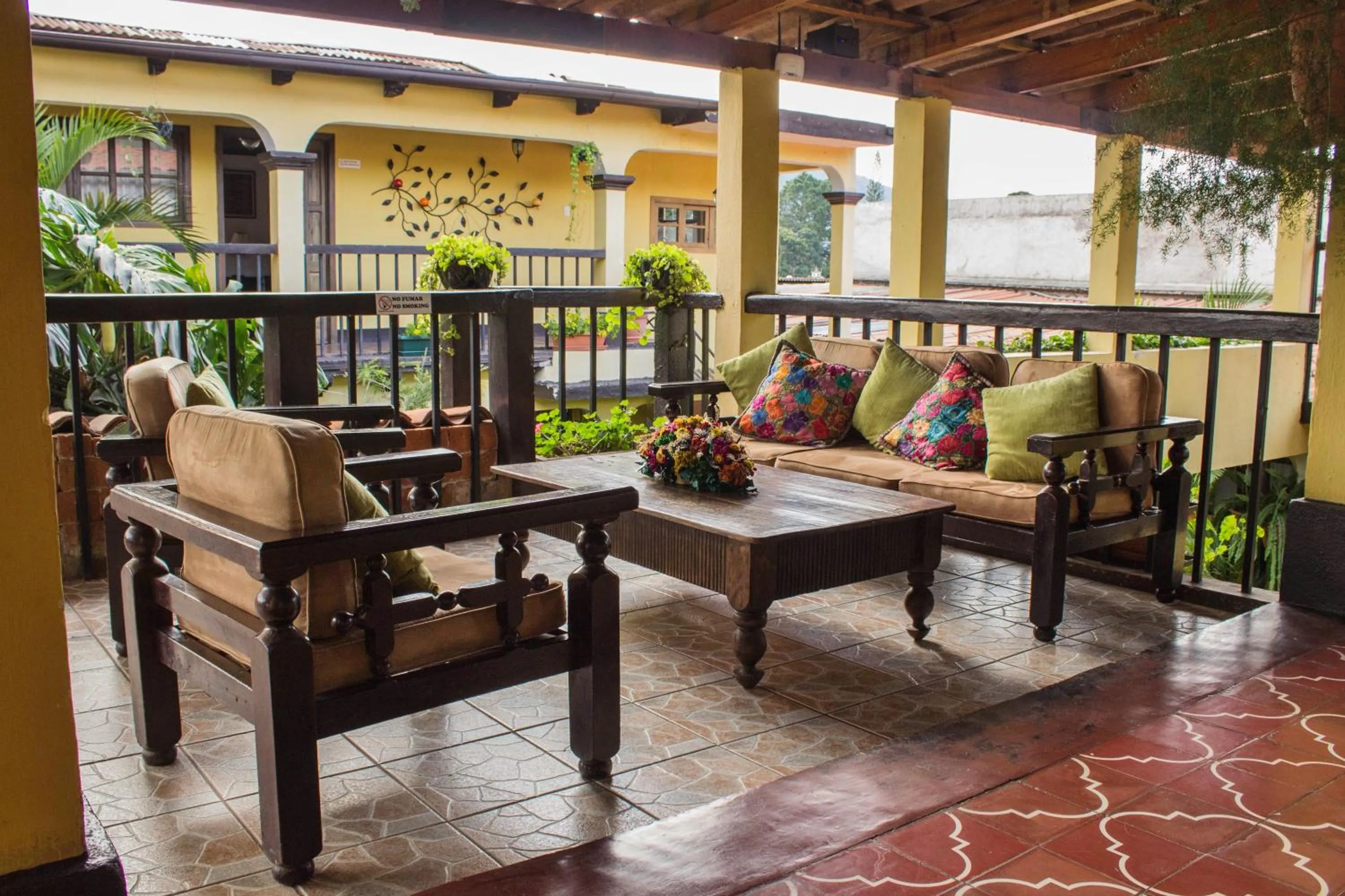 Communal lounge/ TV room in Hotel Las Camelias Inn by AHS