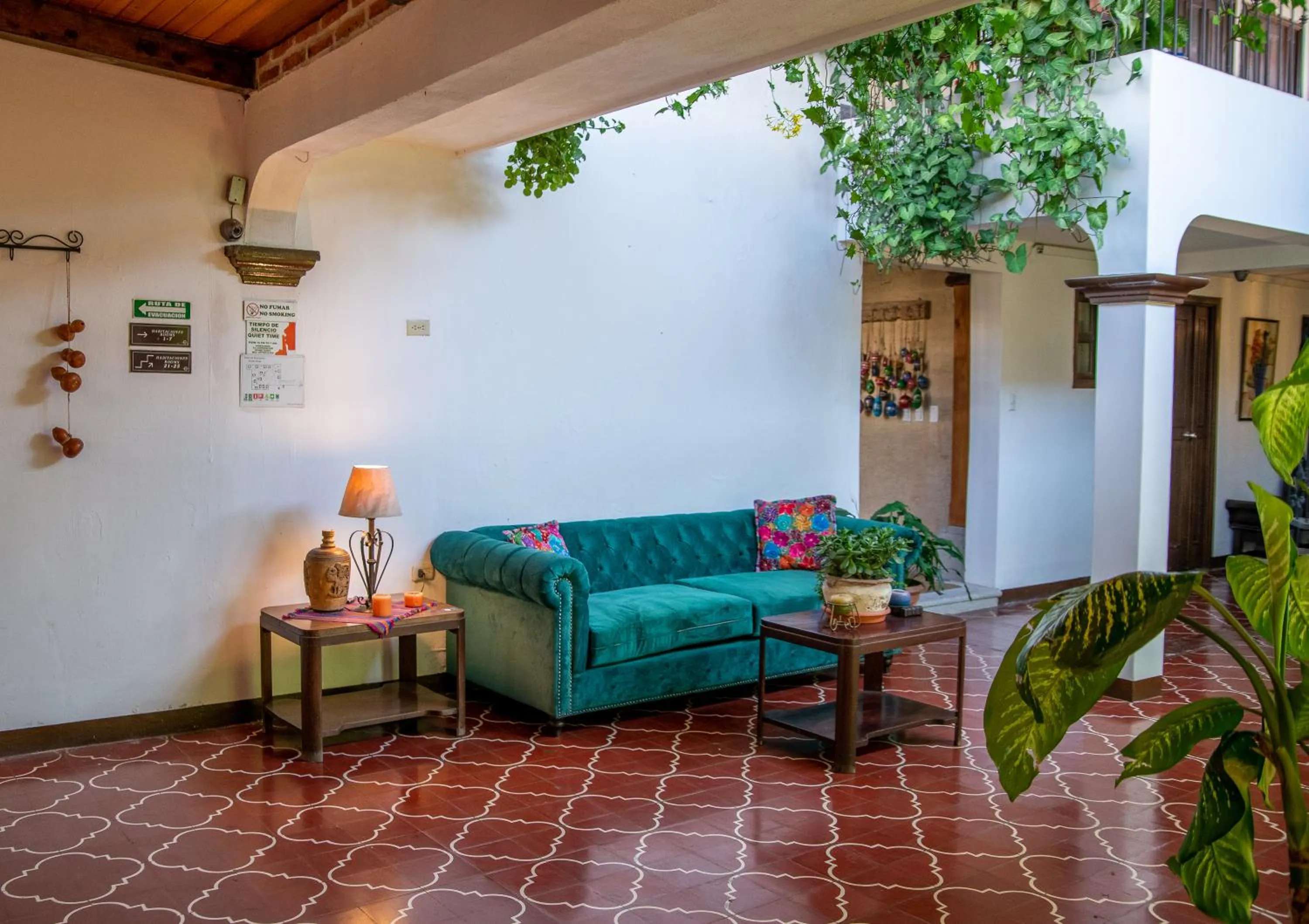 Lobby or reception in Hotel Las Camelias Inn by AHS