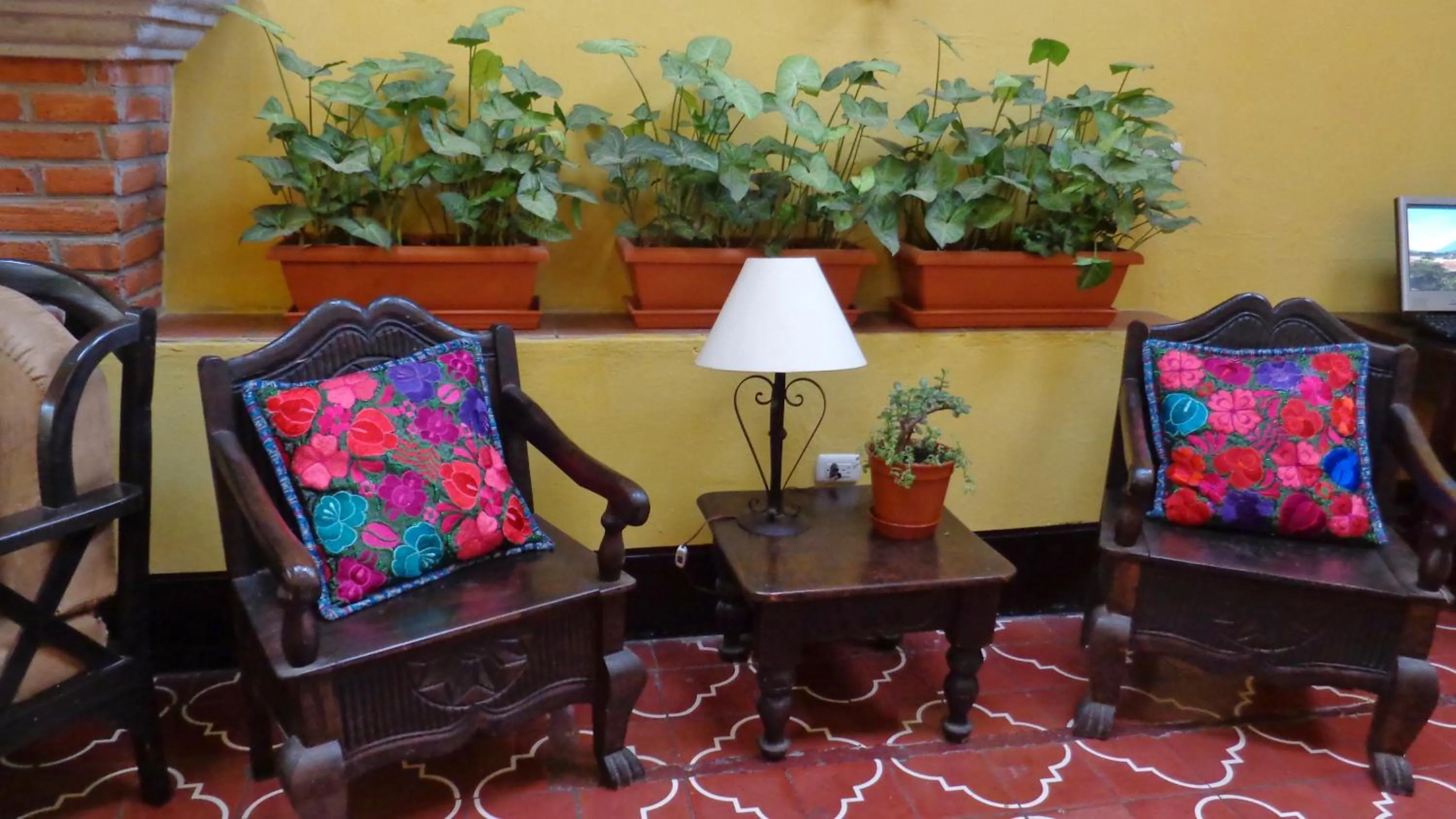 Communal lounge/ TV room in Hotel Las Camelias Inn by AHS