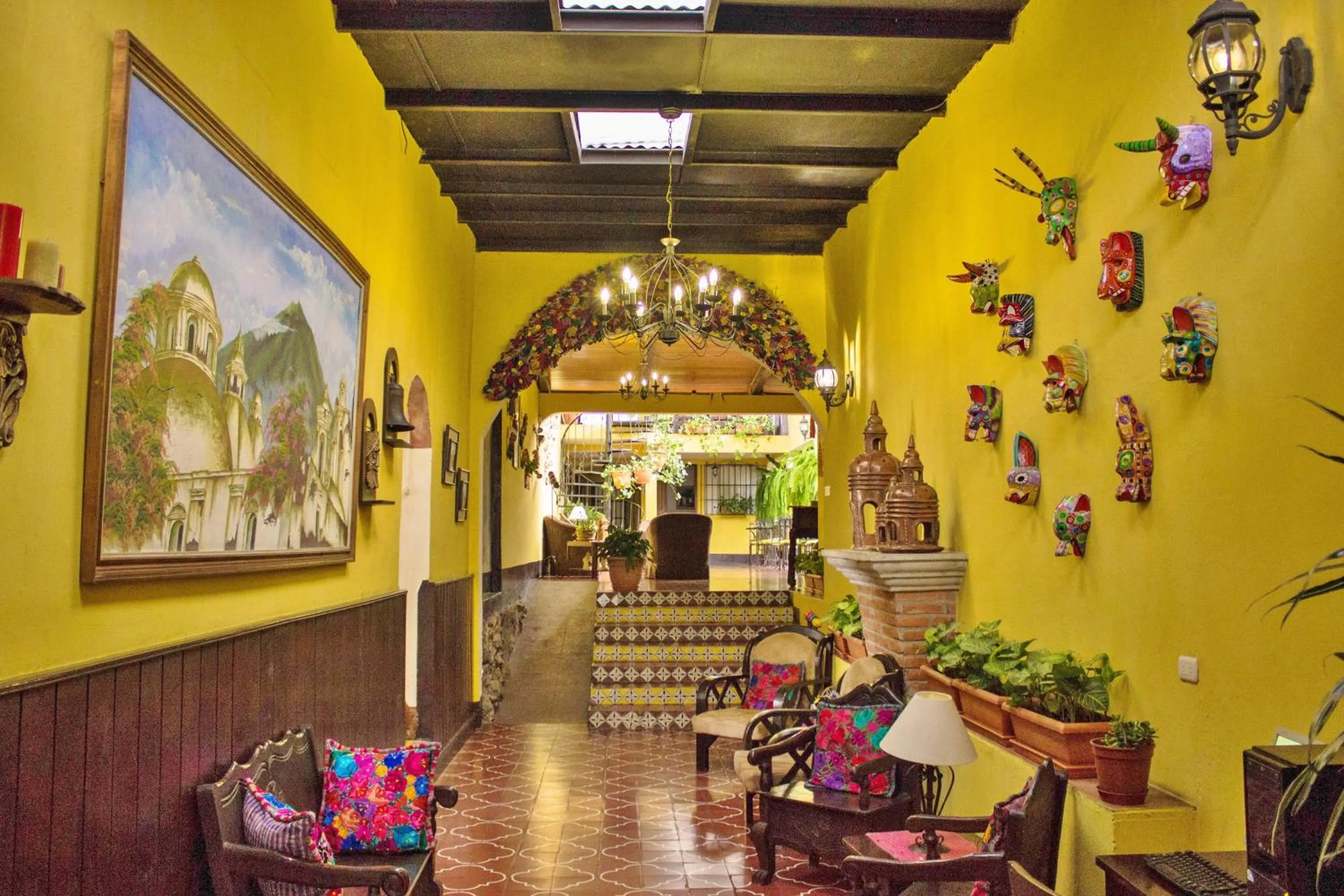 Communal lounge/ TV room in Hotel Las Camelias Inn by AHS