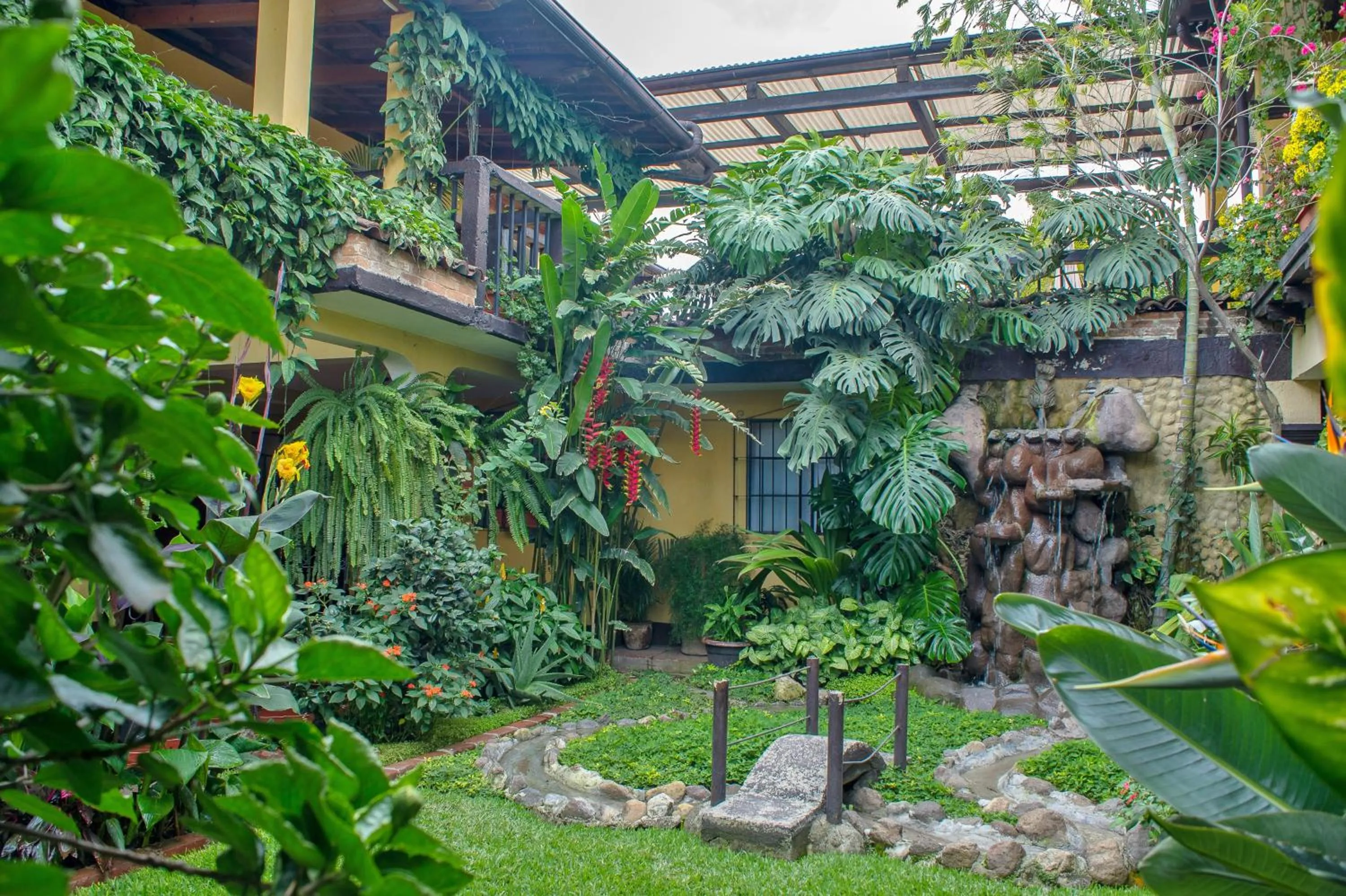 Patio in Hotel Las Camelias Inn by AHS
