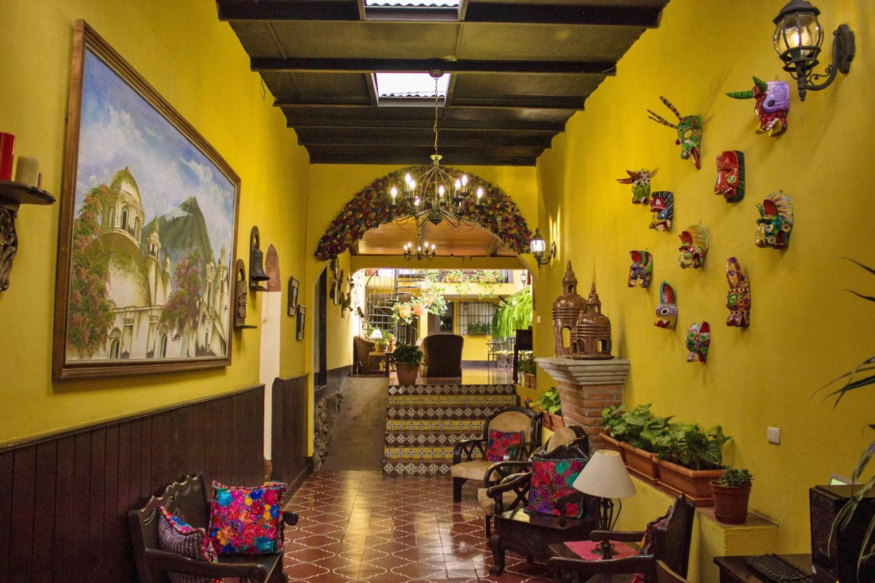 Communal lounge/ TV room in Hotel Las Camelias Inn by AHS