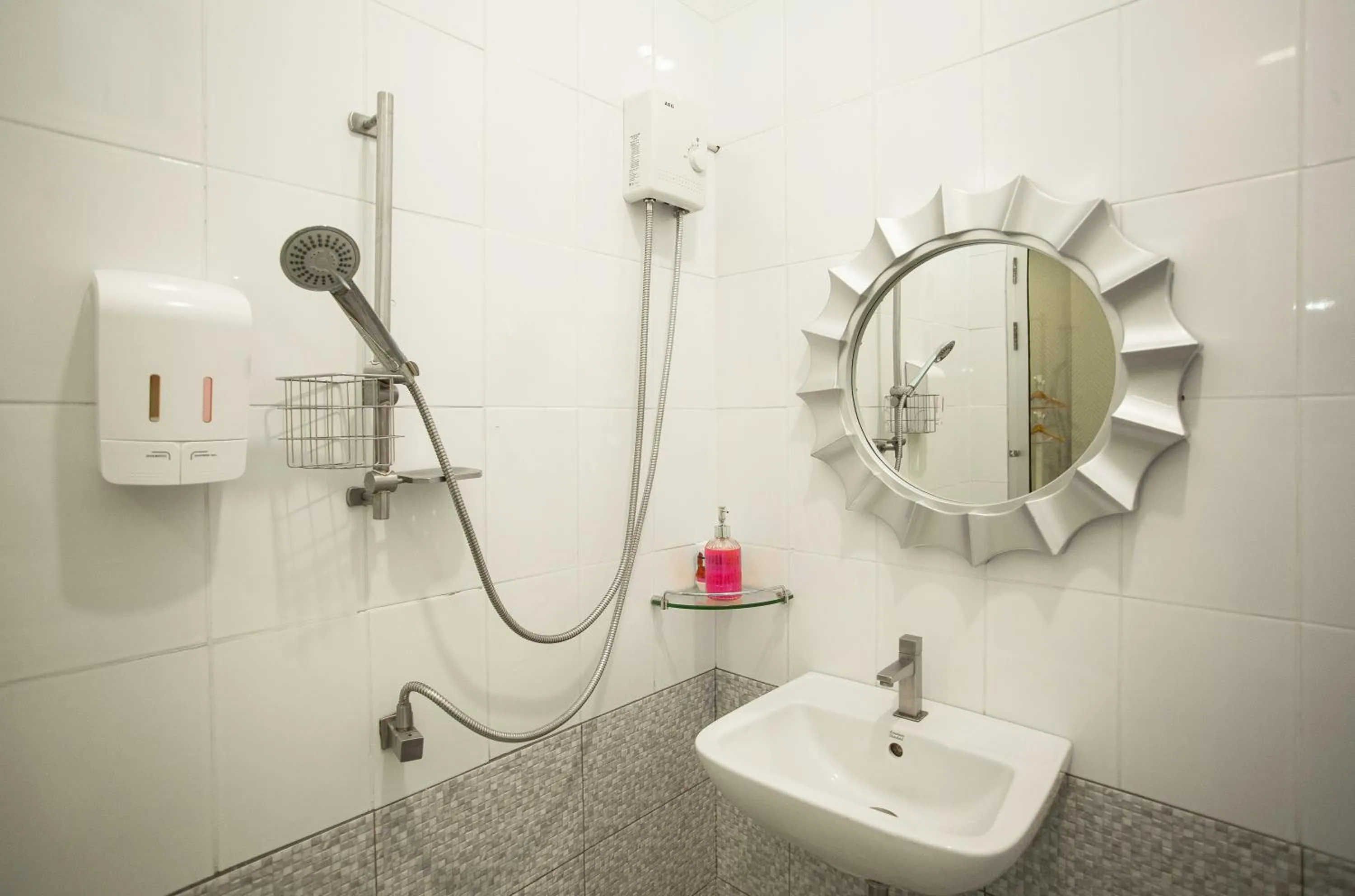 Shower in Nagawari Art Maldives BBQ Pattaya Villa