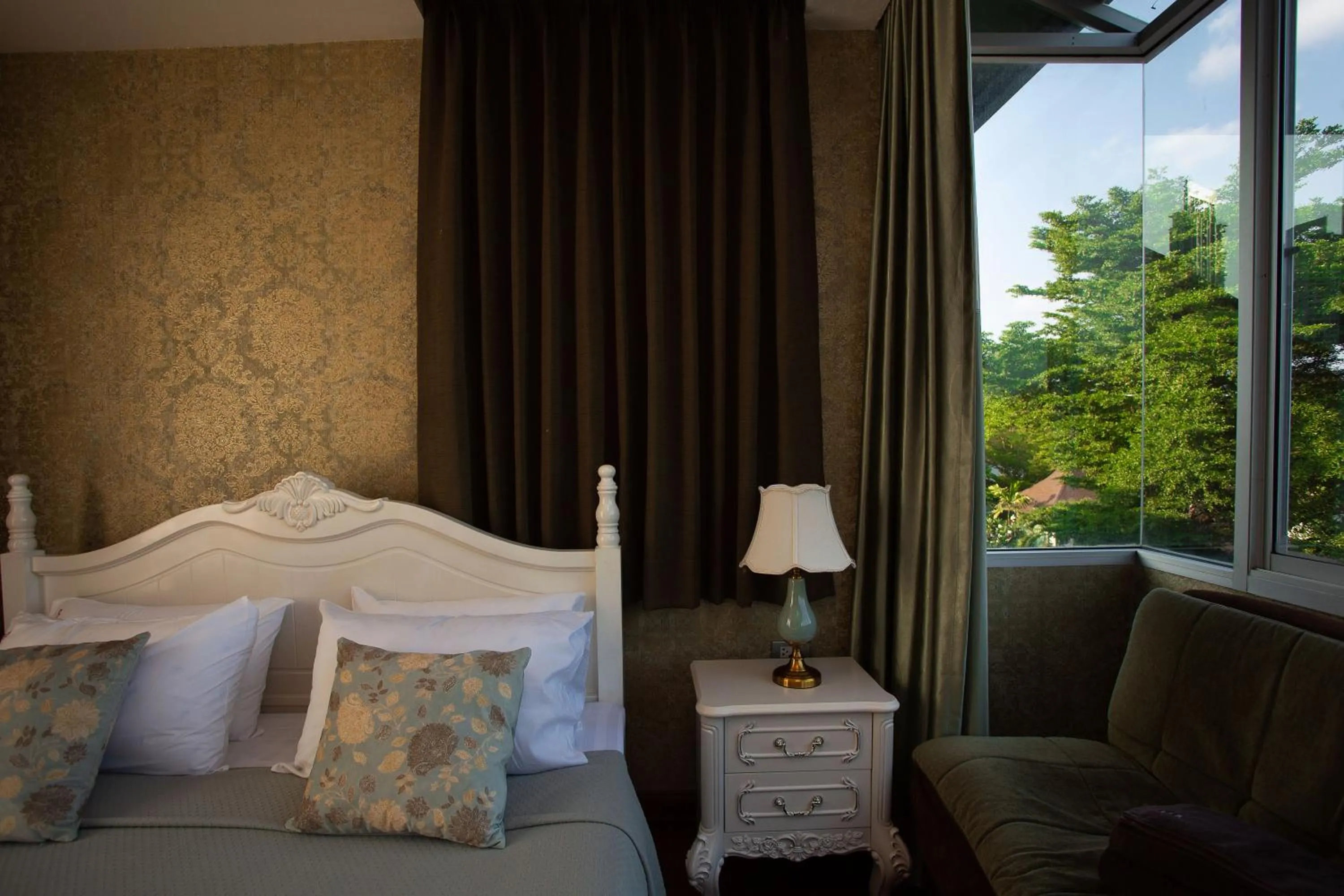 Bed in Nagawari Art Maldives BBQ Pattaya Villa