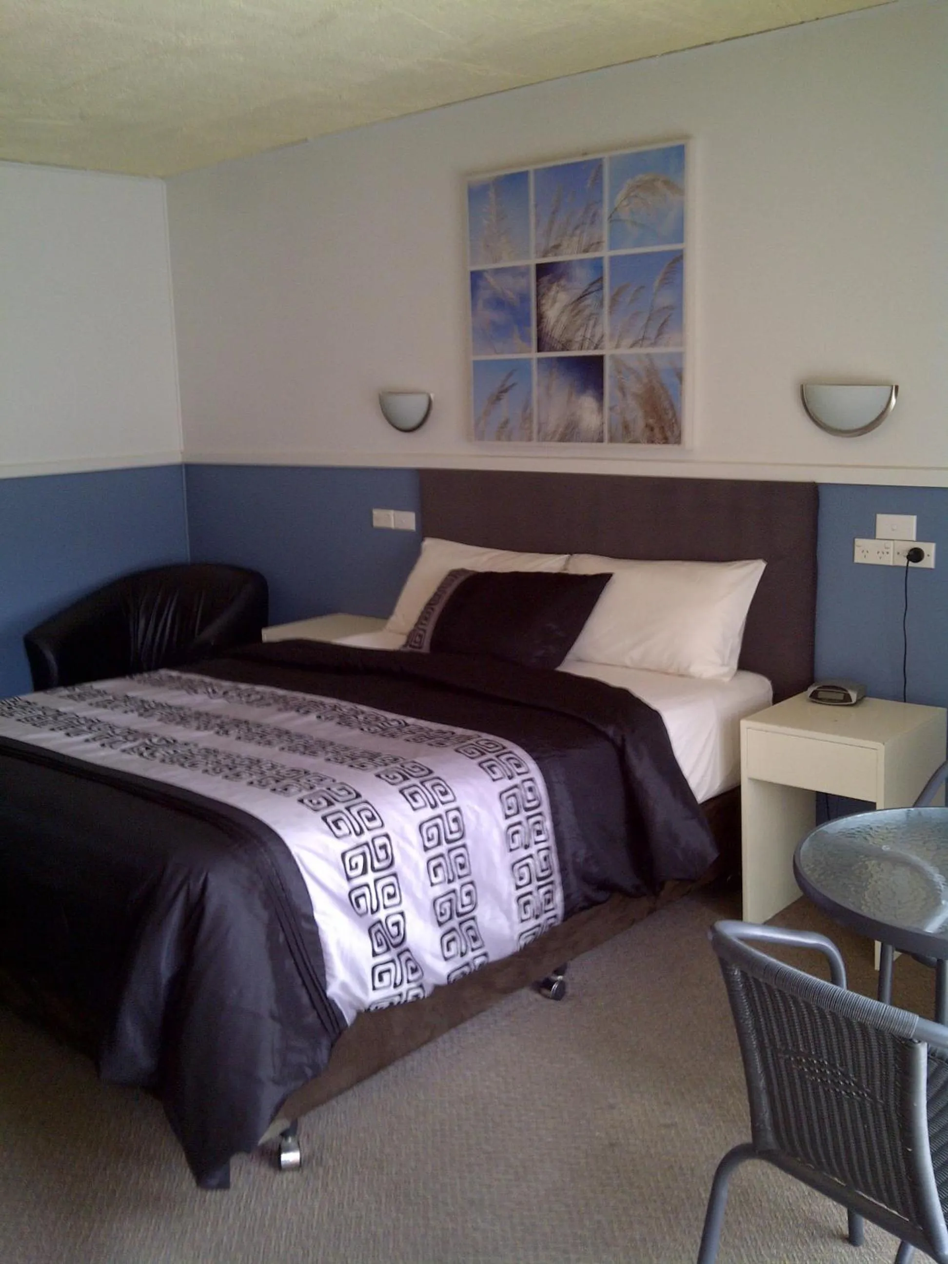 Bedroom, Bed in Zero Inn Motel