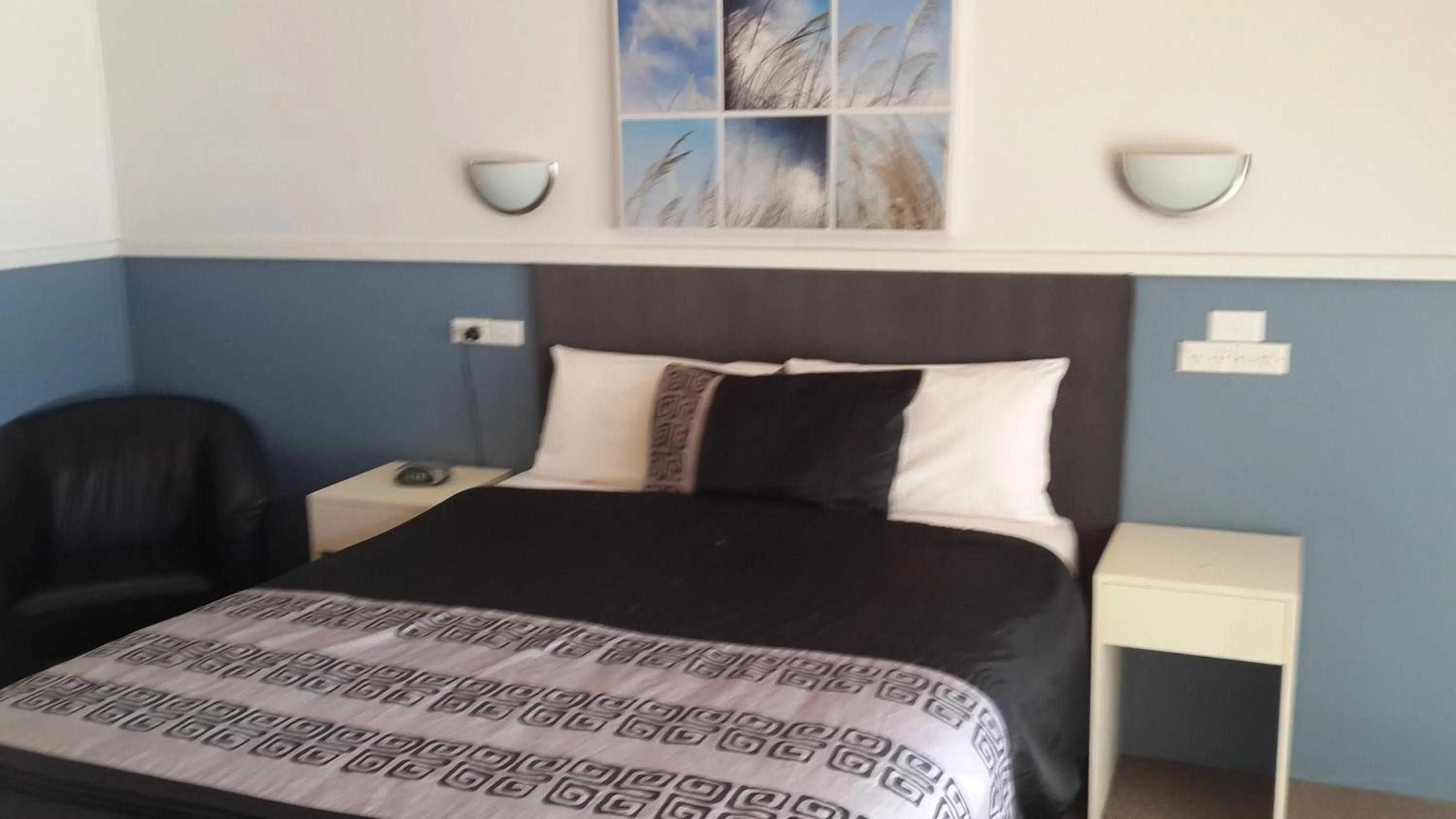 Bedroom, Bed in Zero Inn Motel