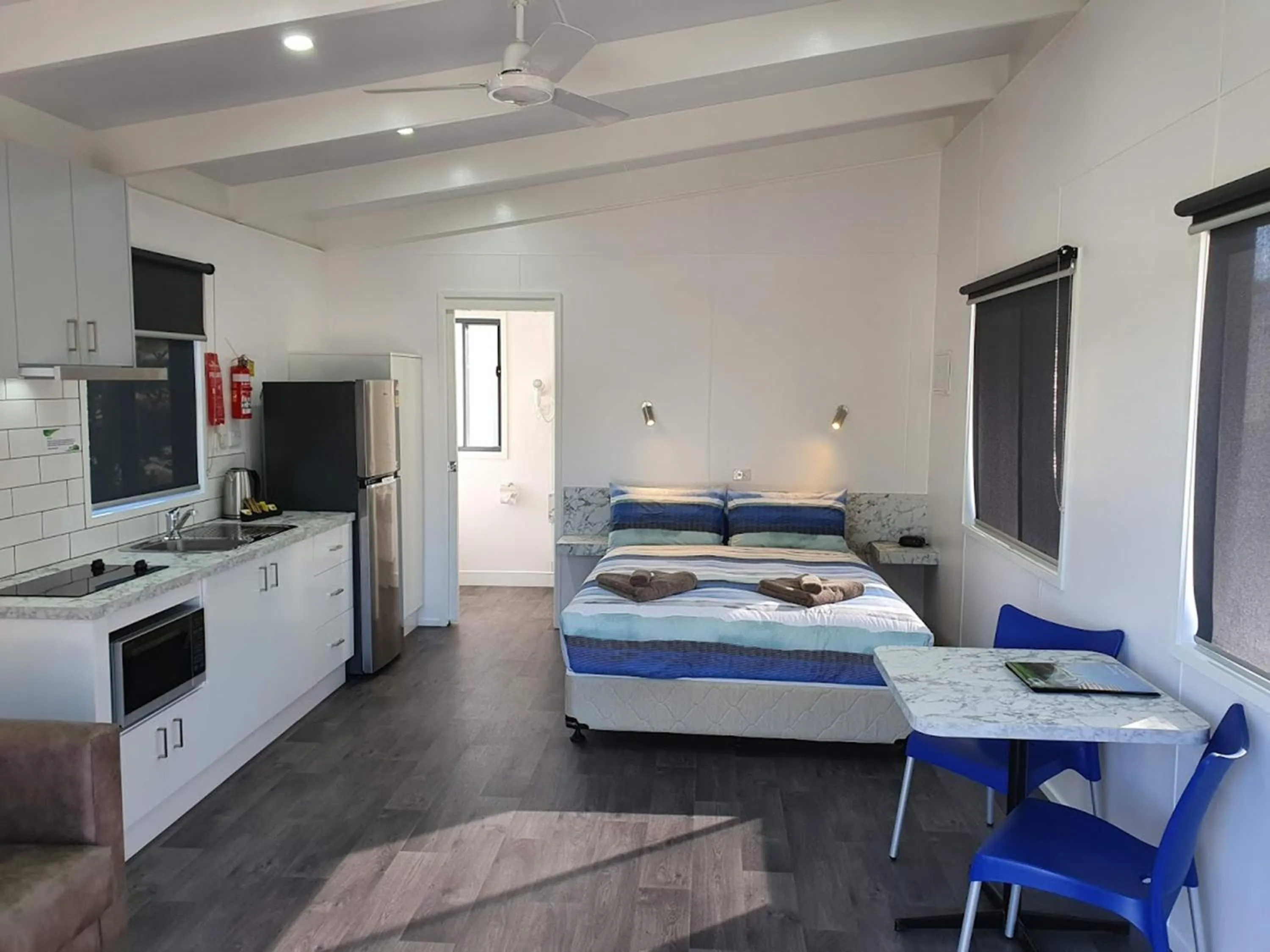 Kitchen or kitchenette, Bed in BIG4 Whiters Holiday Village