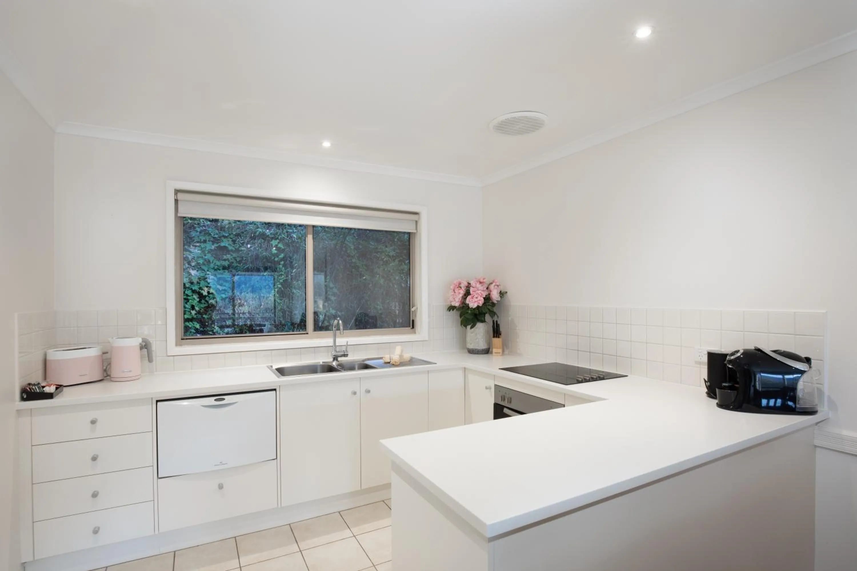 Kitchen or kitchenette in Chestnut Tree Holiday Units