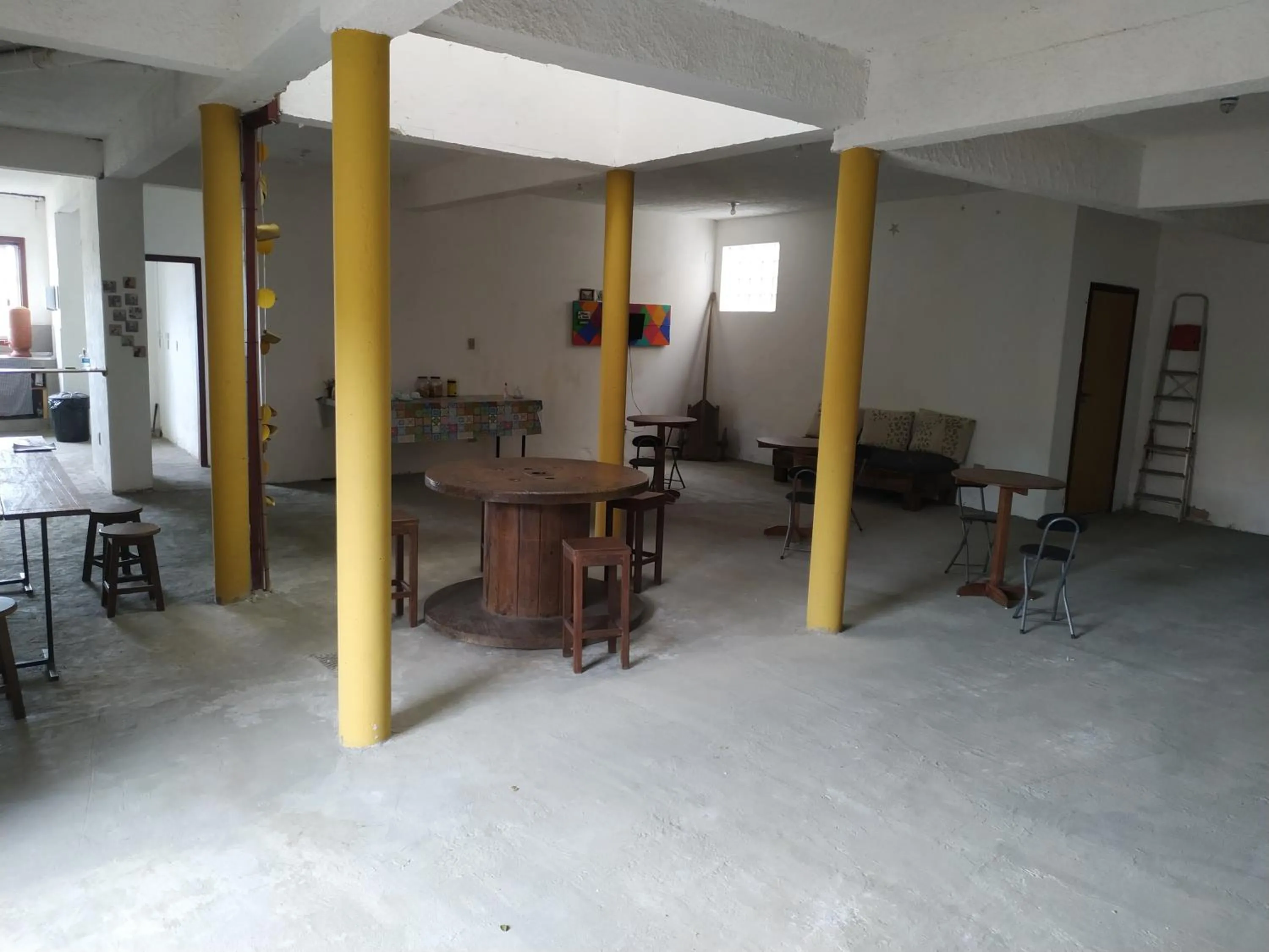 Communal lounge/ TV room in Trilhas de Minas Hostel Camping
