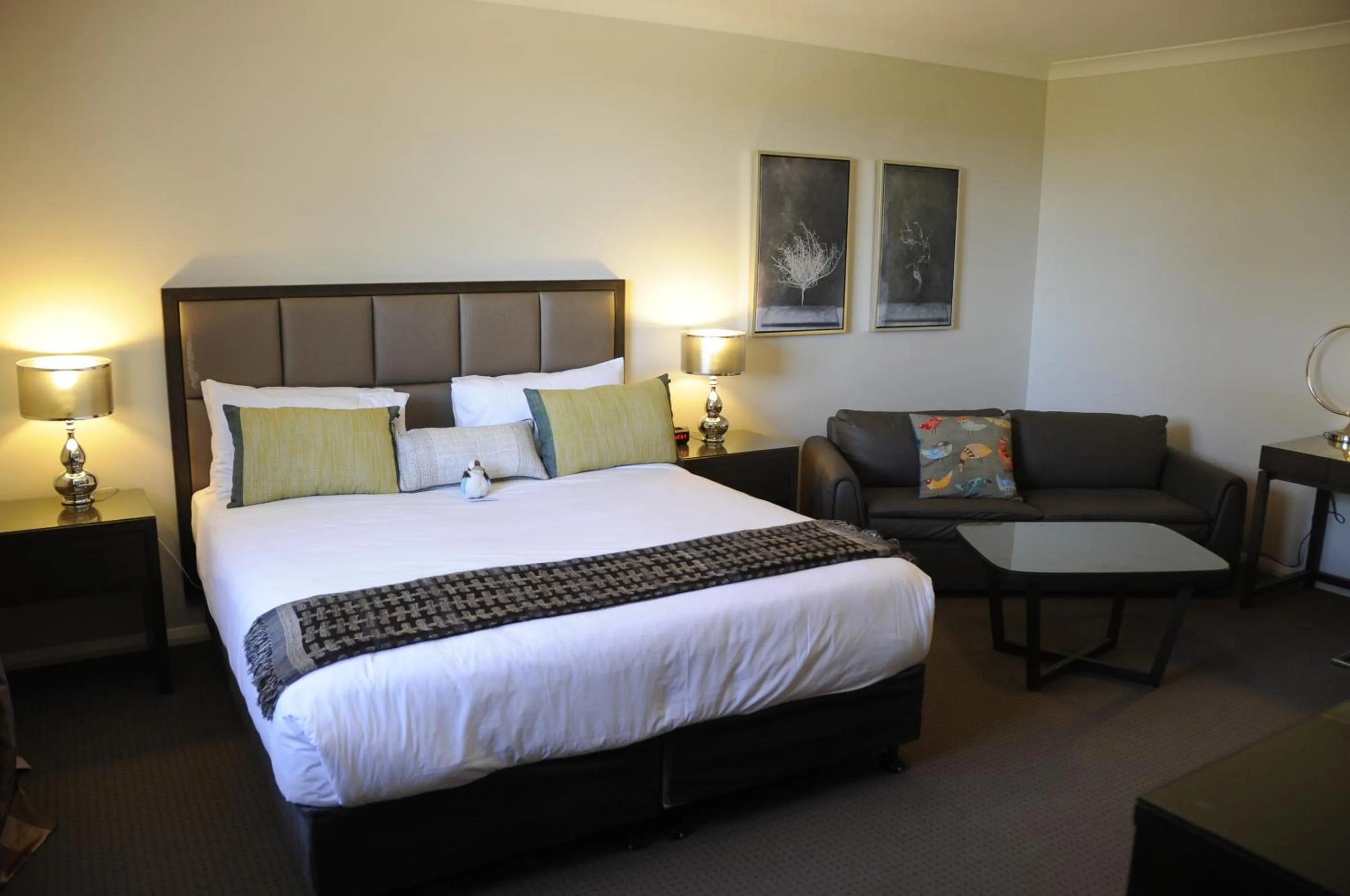 Photo of the whole room, Bed in Riverside Oaks Golf Resort