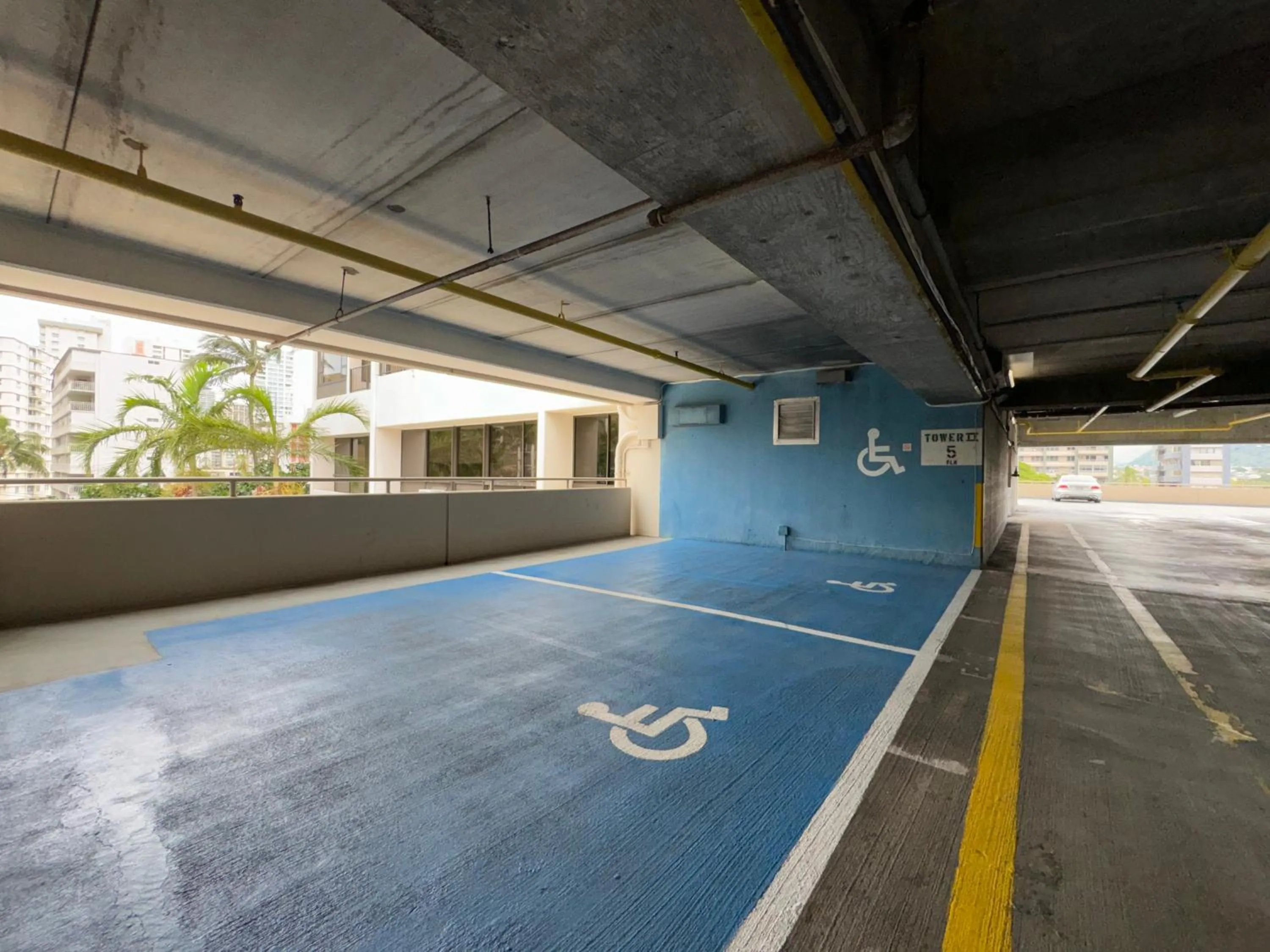 Facility for disabled guests in Fabulous Diamond Head & Ocean View Condo with Free Parking