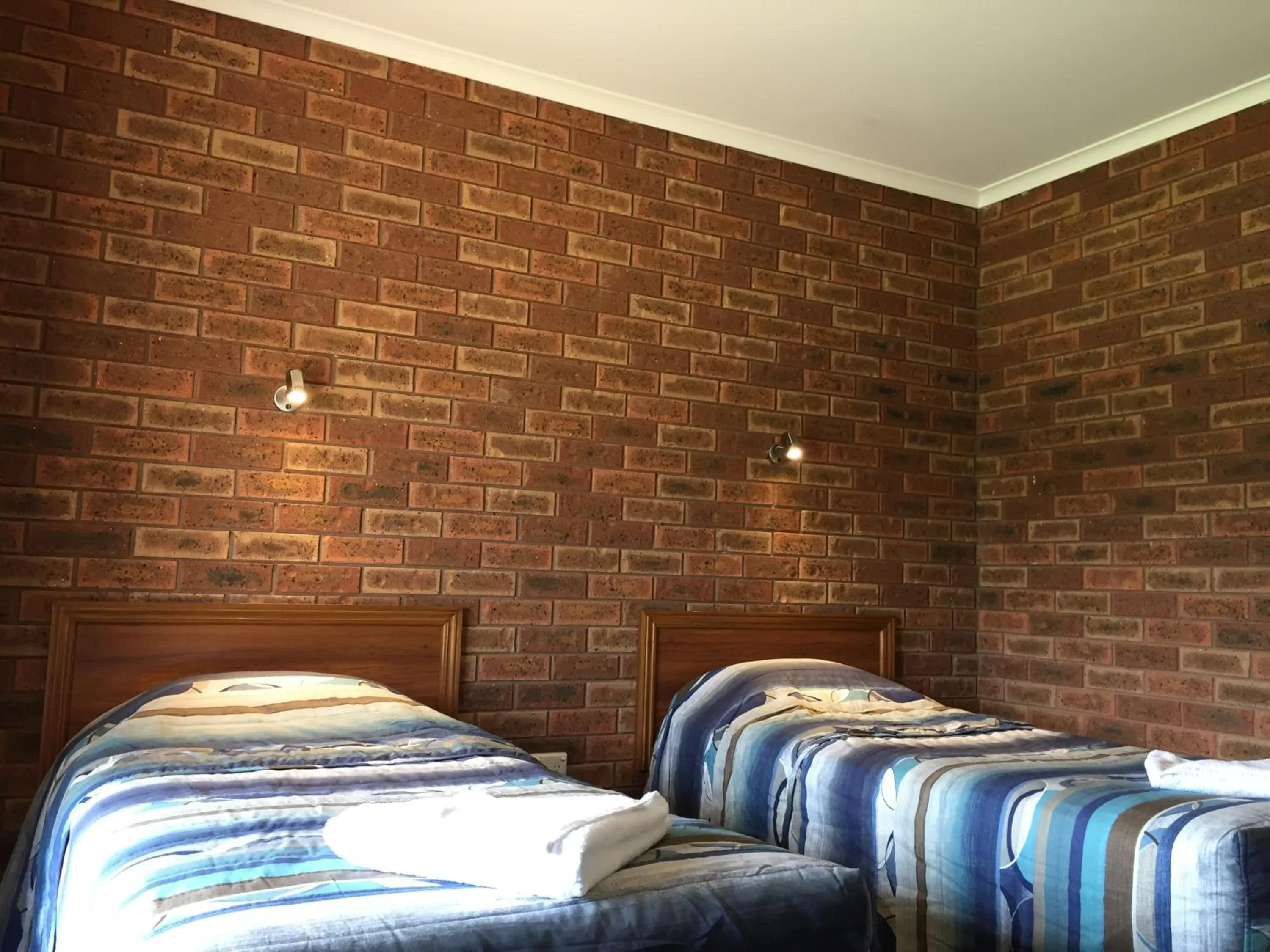 Bed in The Finley Palm Motor Inn