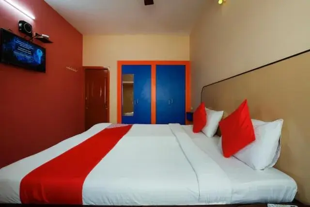 Triple Room with Bathroom in Jaya Krishna Mansions Triple Room with Bathroom in Jaya Krishna Mansions