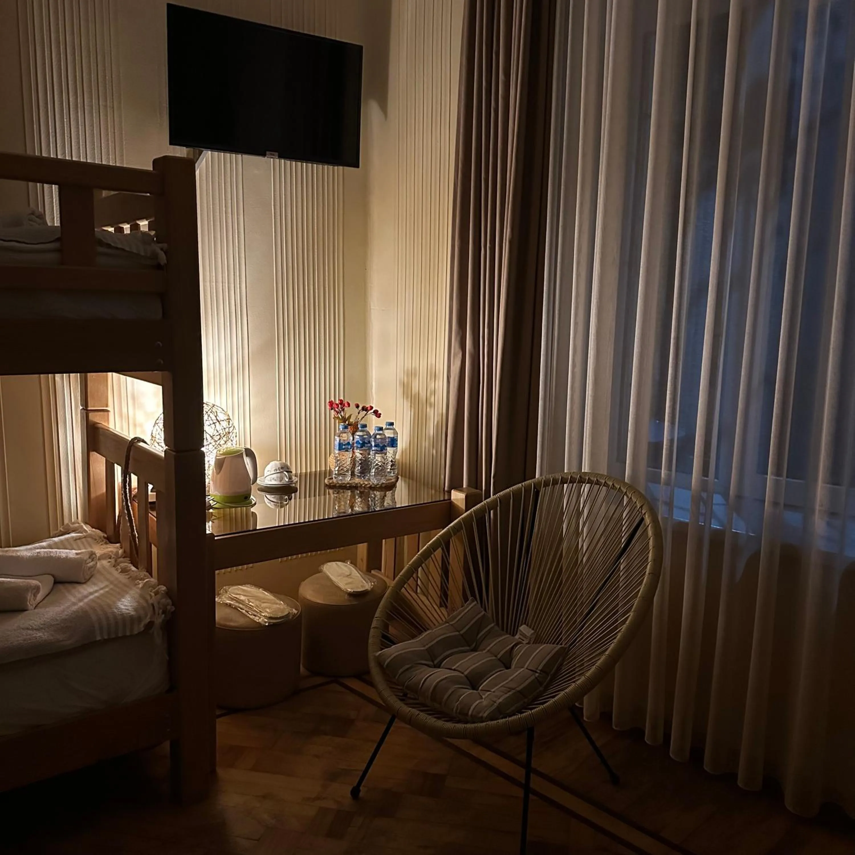 TV and multimedia, Bed in Hotel 1870