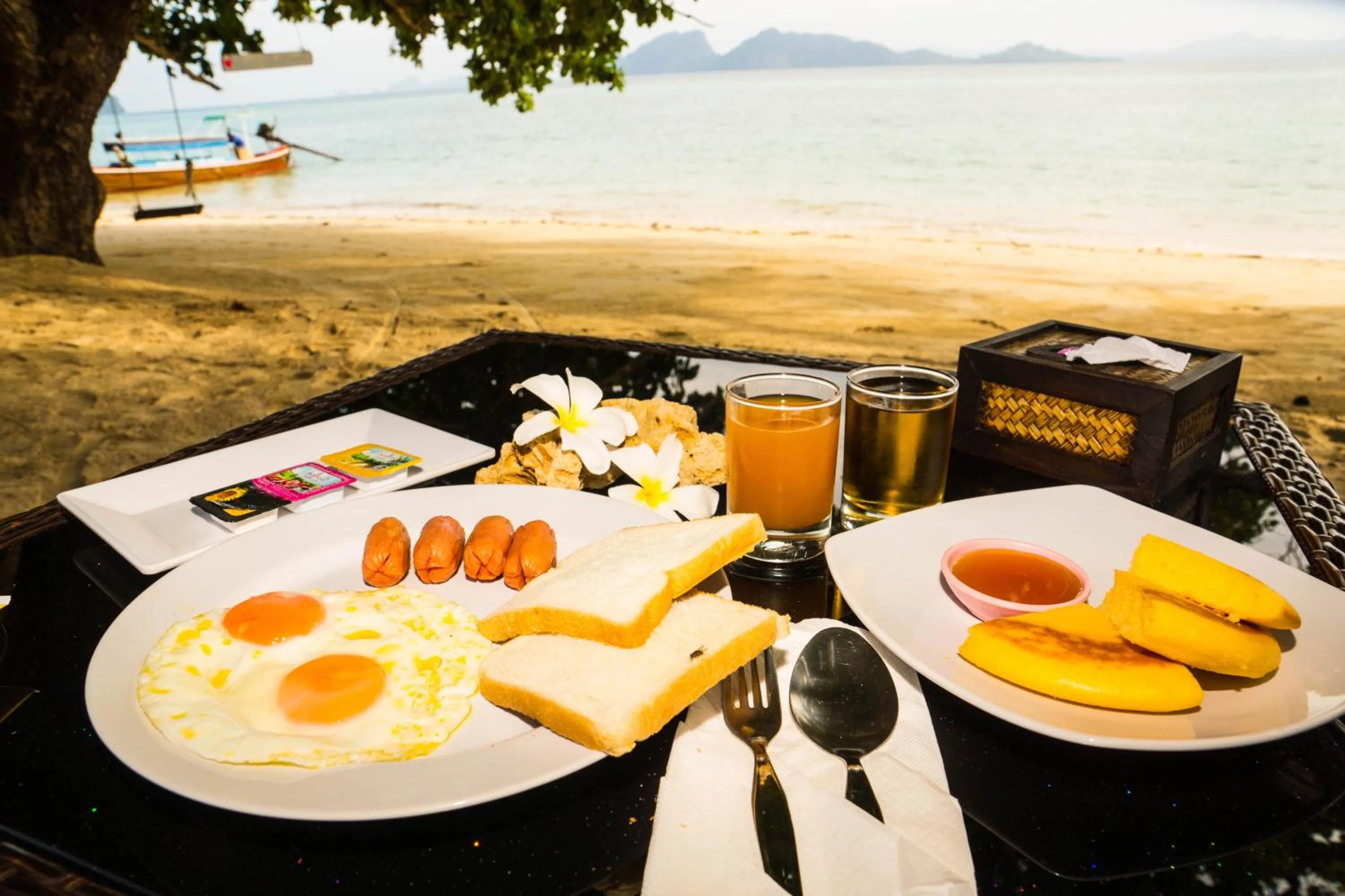 Restaurant/places to eat in The Reef Resort