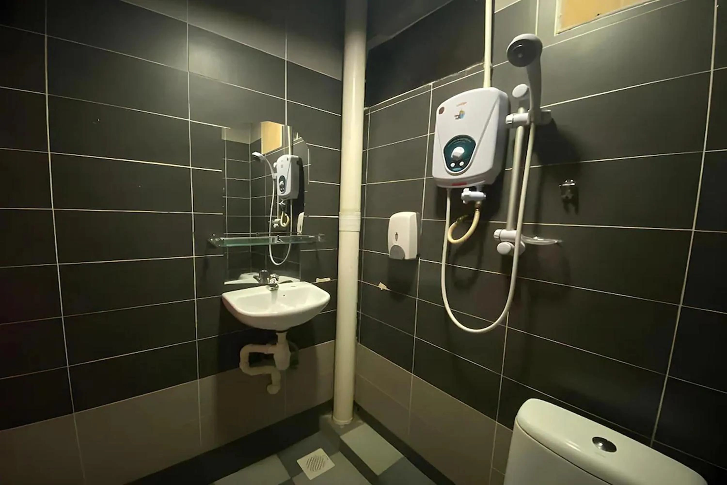 Shower in Feringghi Stay Iinn