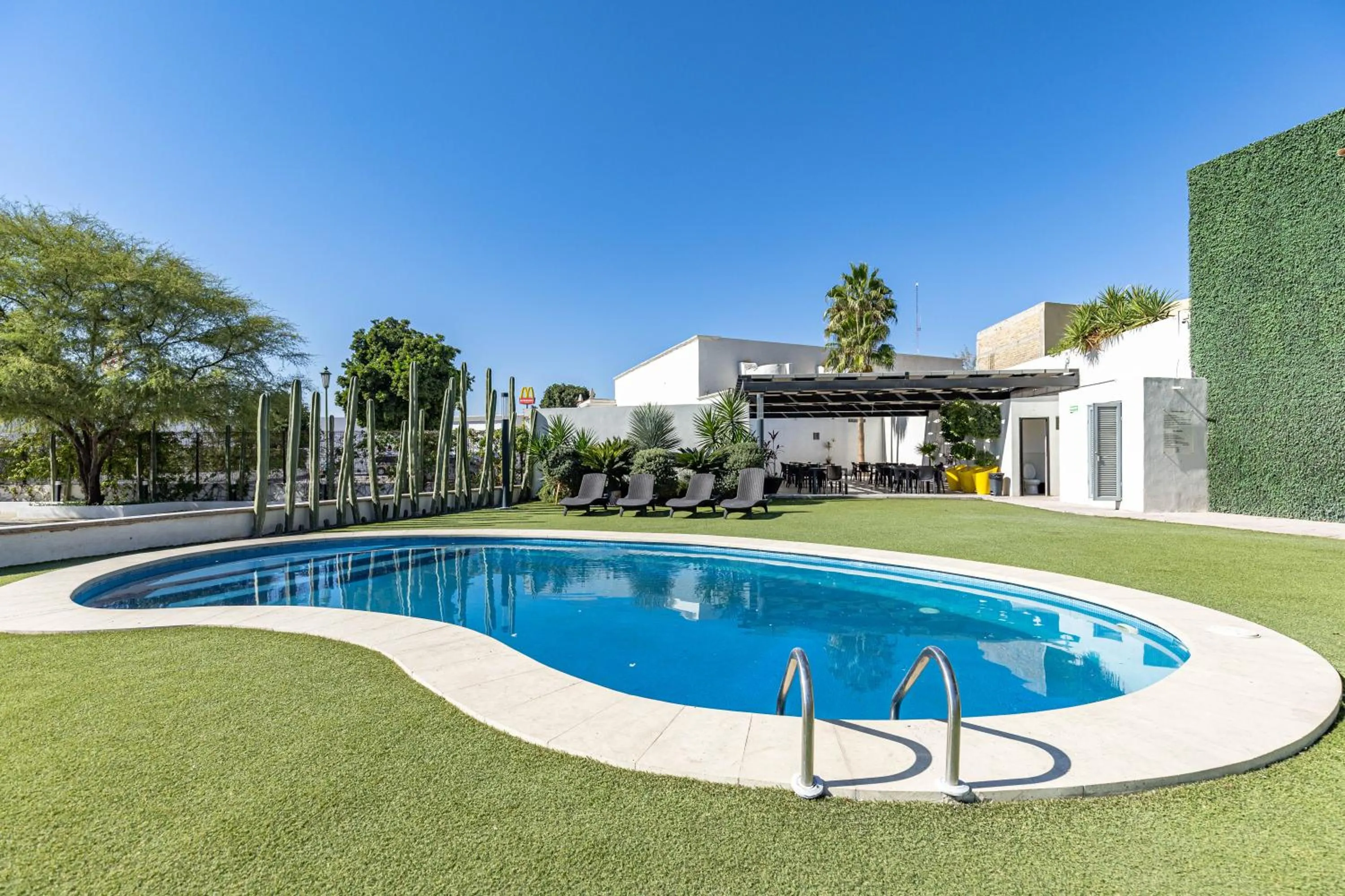 Swimming pool in Hotel Nuve Gomez Palacio