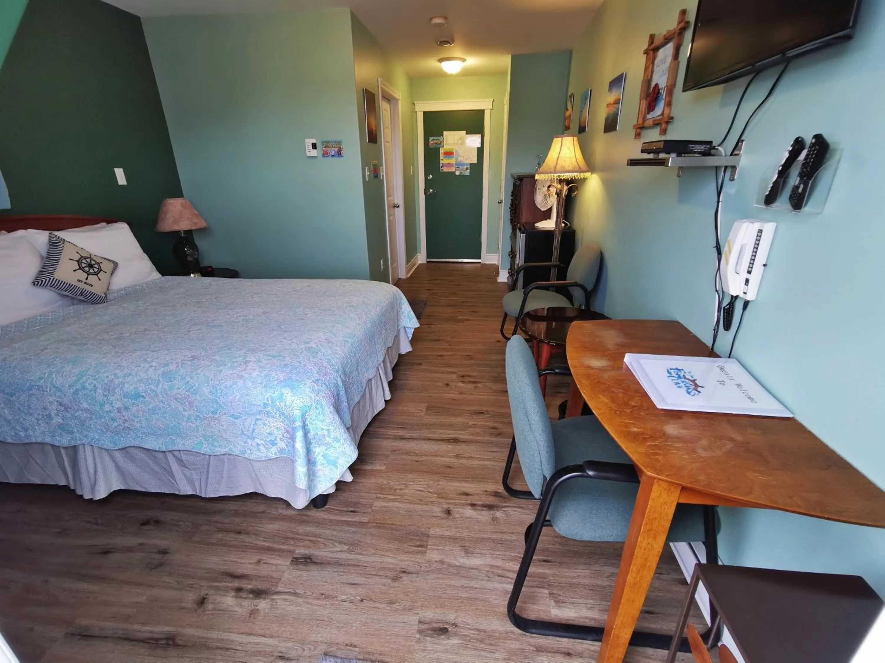 Photo of the whole room, Bed in The Inn at Fisherman's cove