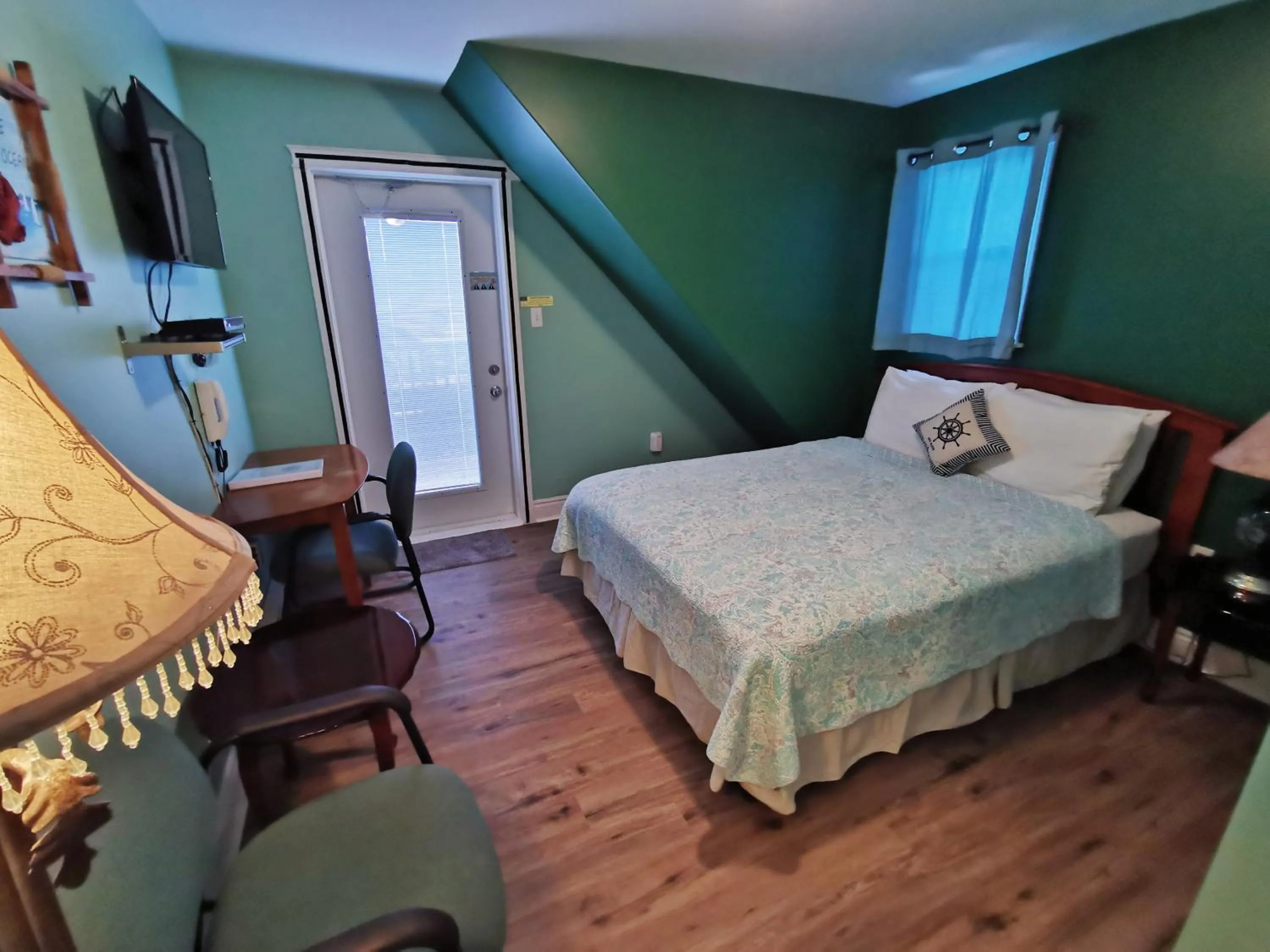 Photo of the whole room, Bed in The Inn at Fisherman's cove