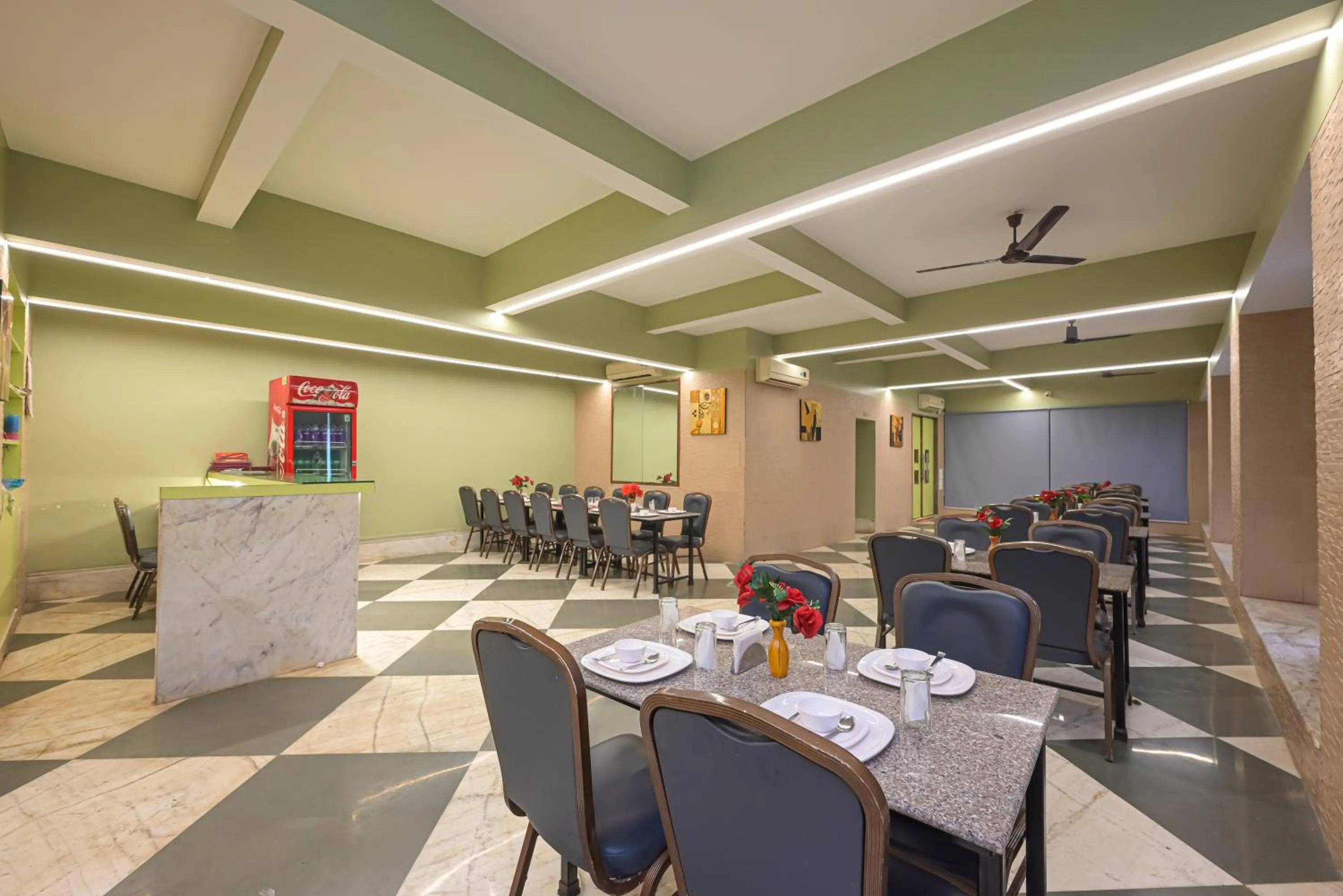 Restaurant/places to eat in Hotel Aristro Lonavala