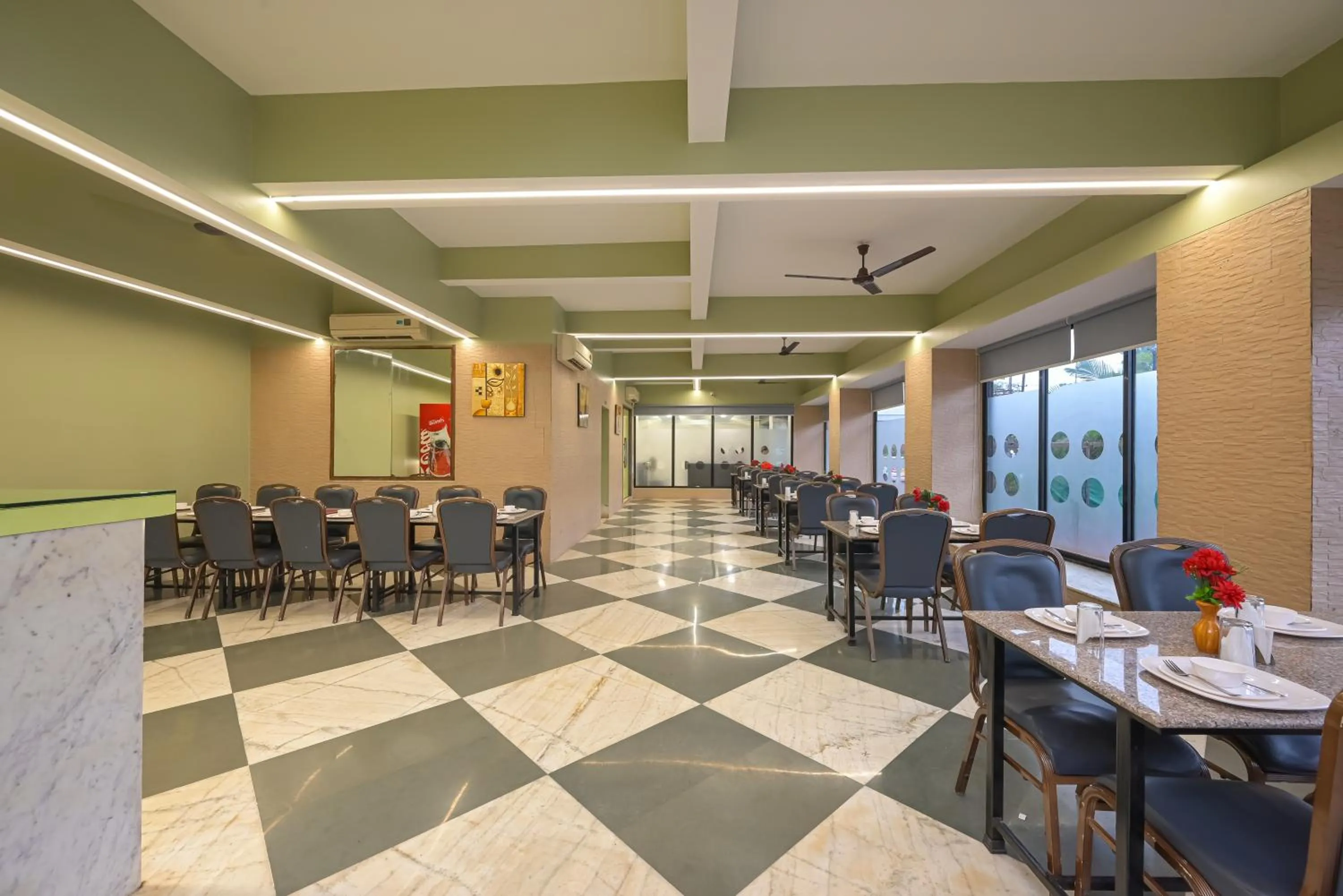 Restaurant/places to eat in Hotel Aristro Lonavala