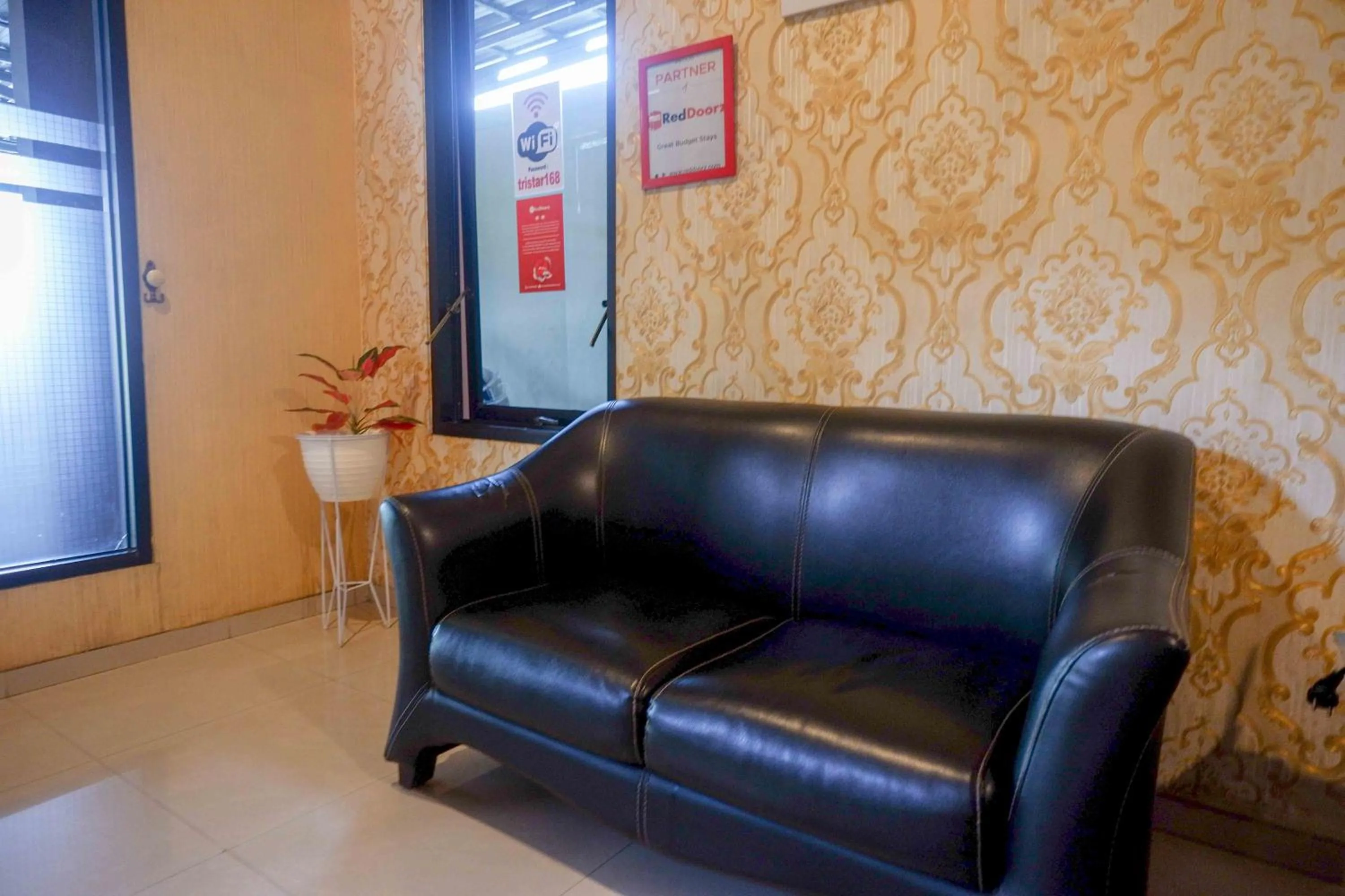 Seating area in RedDoorz Syariah near PLTU Cilacap