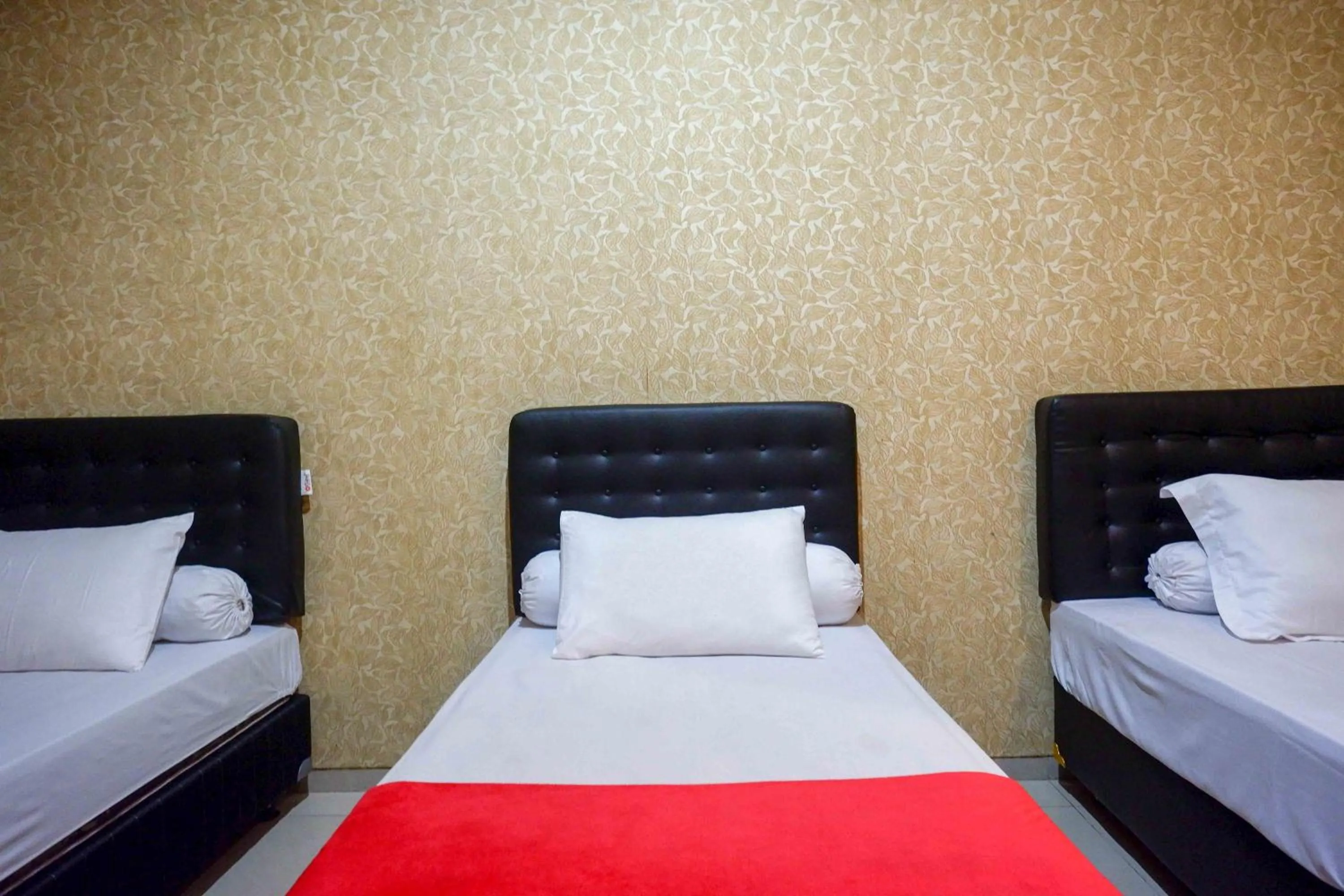 Bedroom in RedDoorz Syariah near PLTU Cilacap