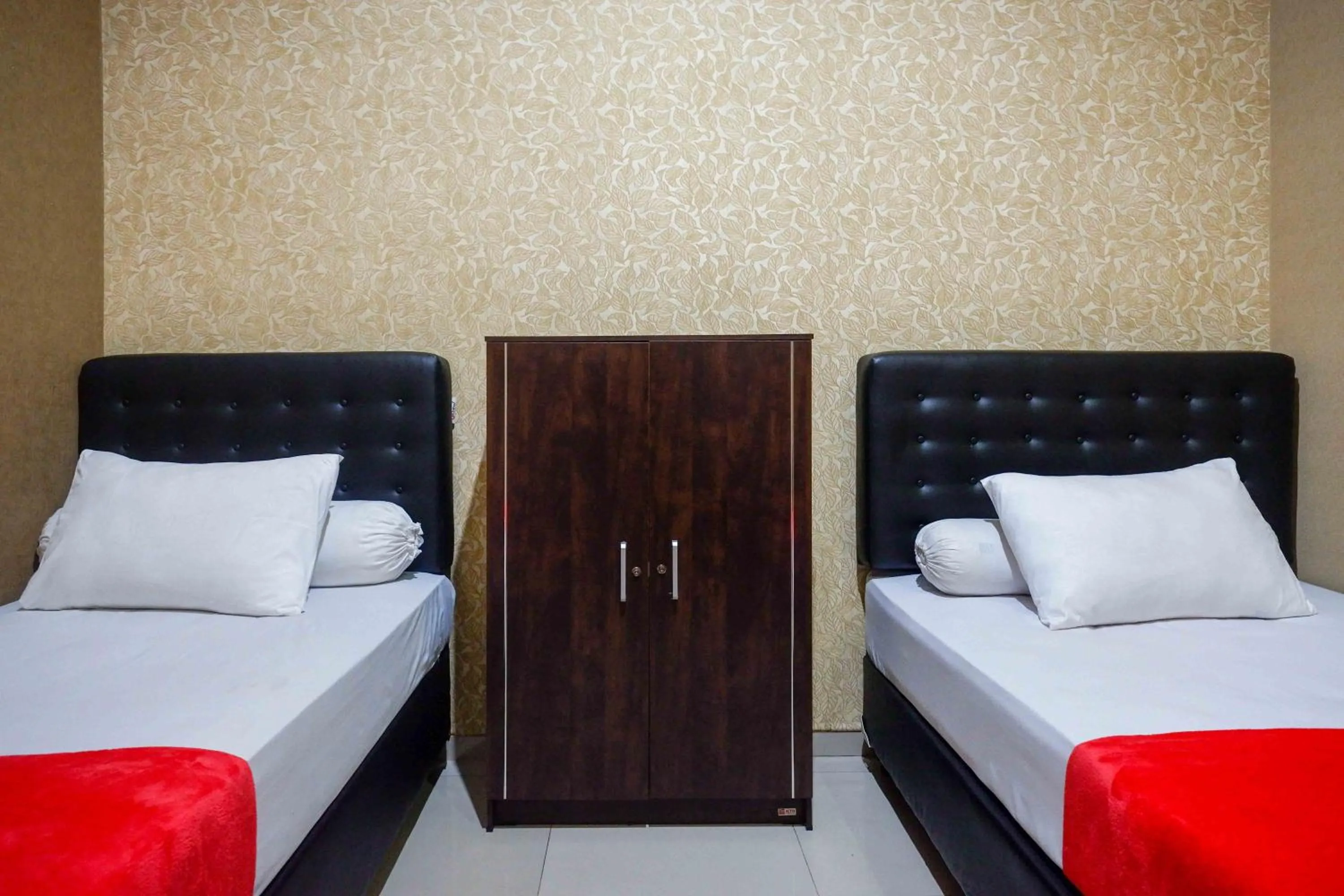 Bedroom in RedDoorz Syariah near PLTU Cilacap