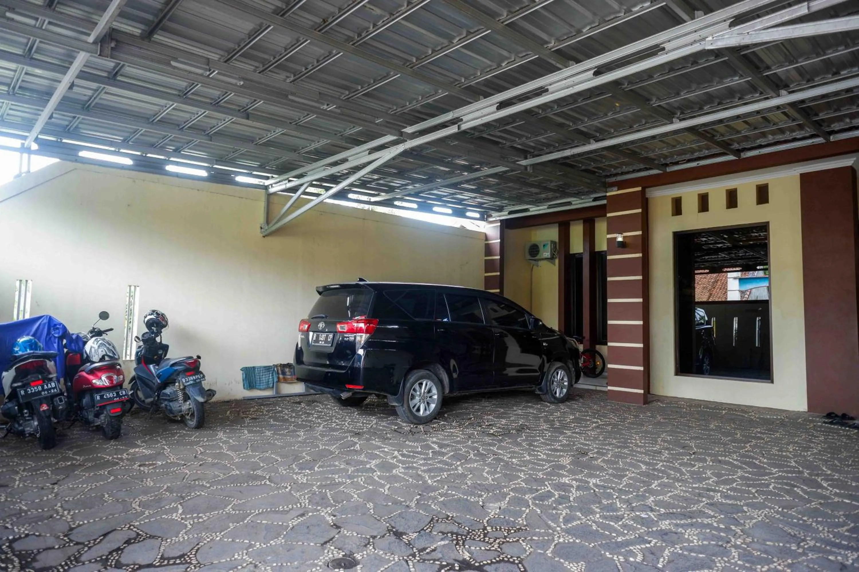 Parking in RedDoorz Syariah near PLTU Cilacap