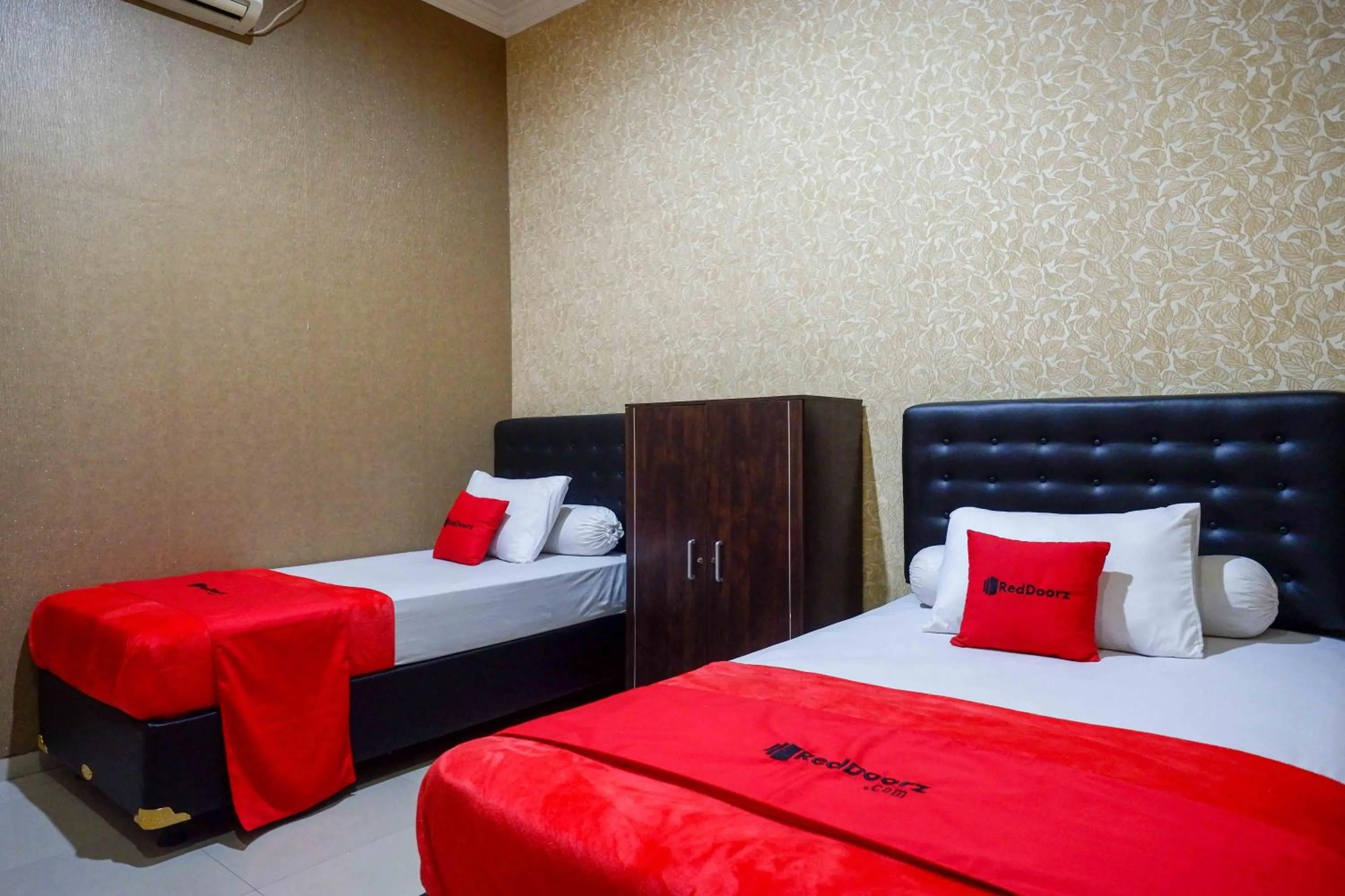 Bedroom in RedDoorz Syariah near PLTU Cilacap