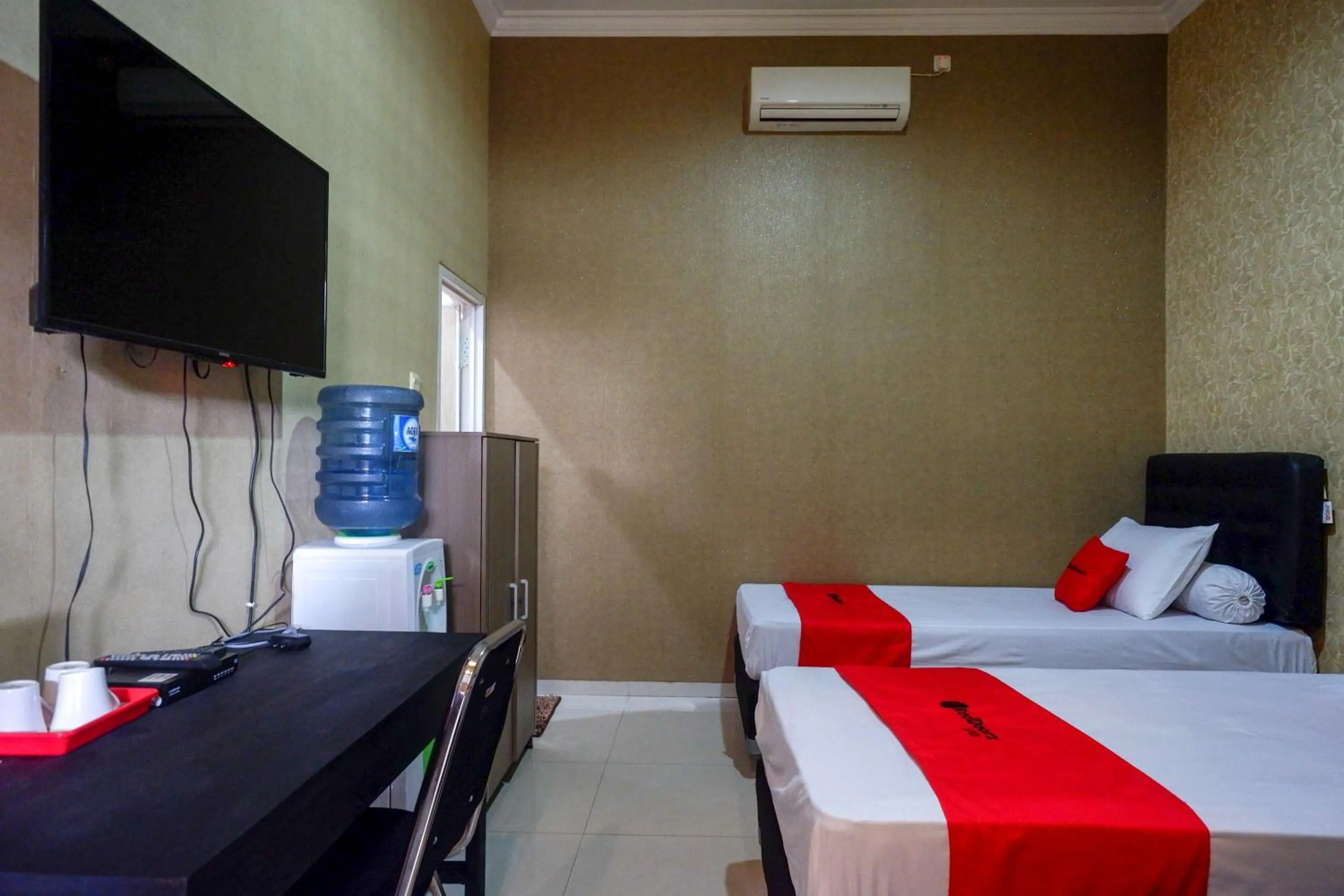 Bedroom in RedDoorz Syariah near PLTU Cilacap