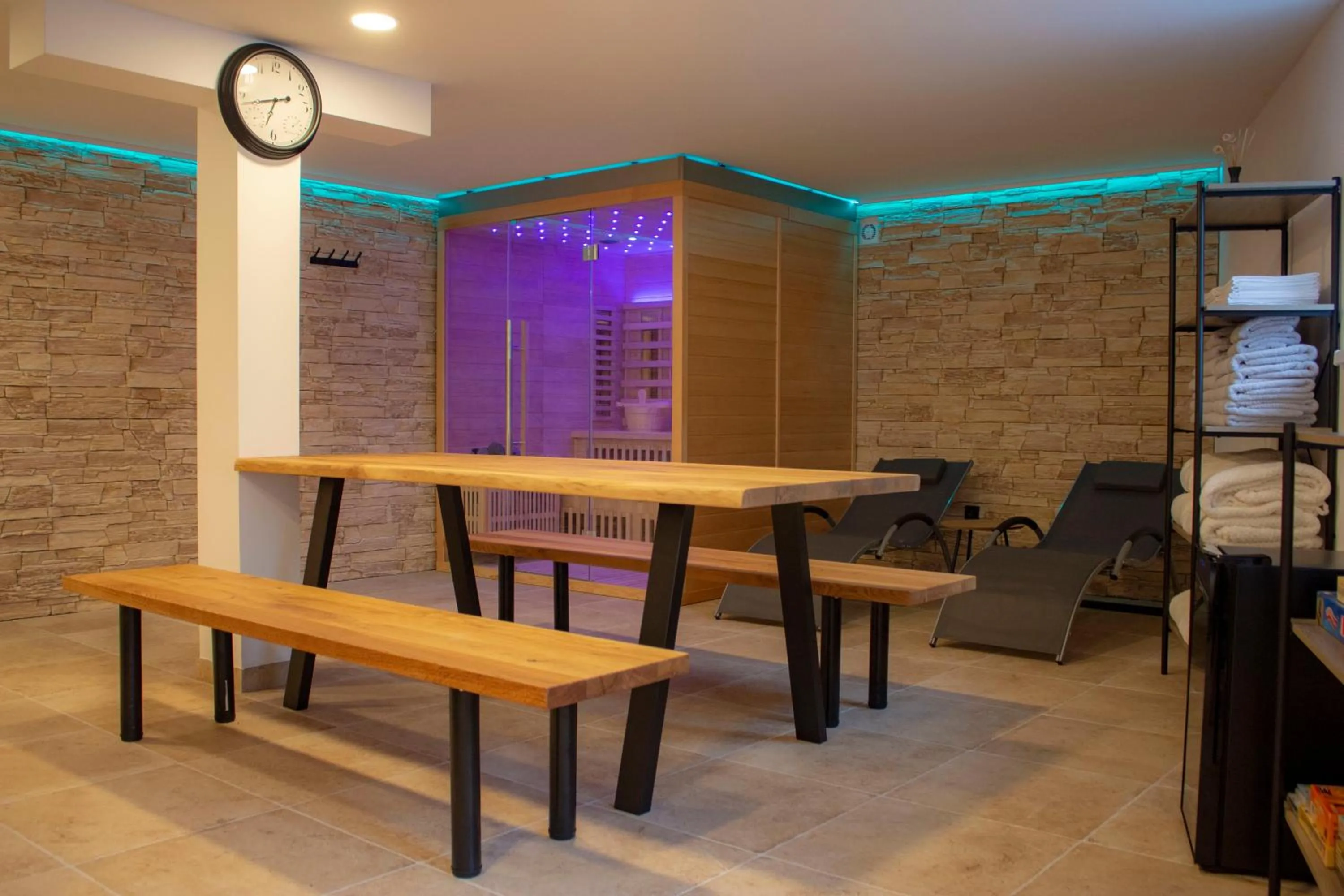 Communal lounge/ TV room in Apartmány v podhradí