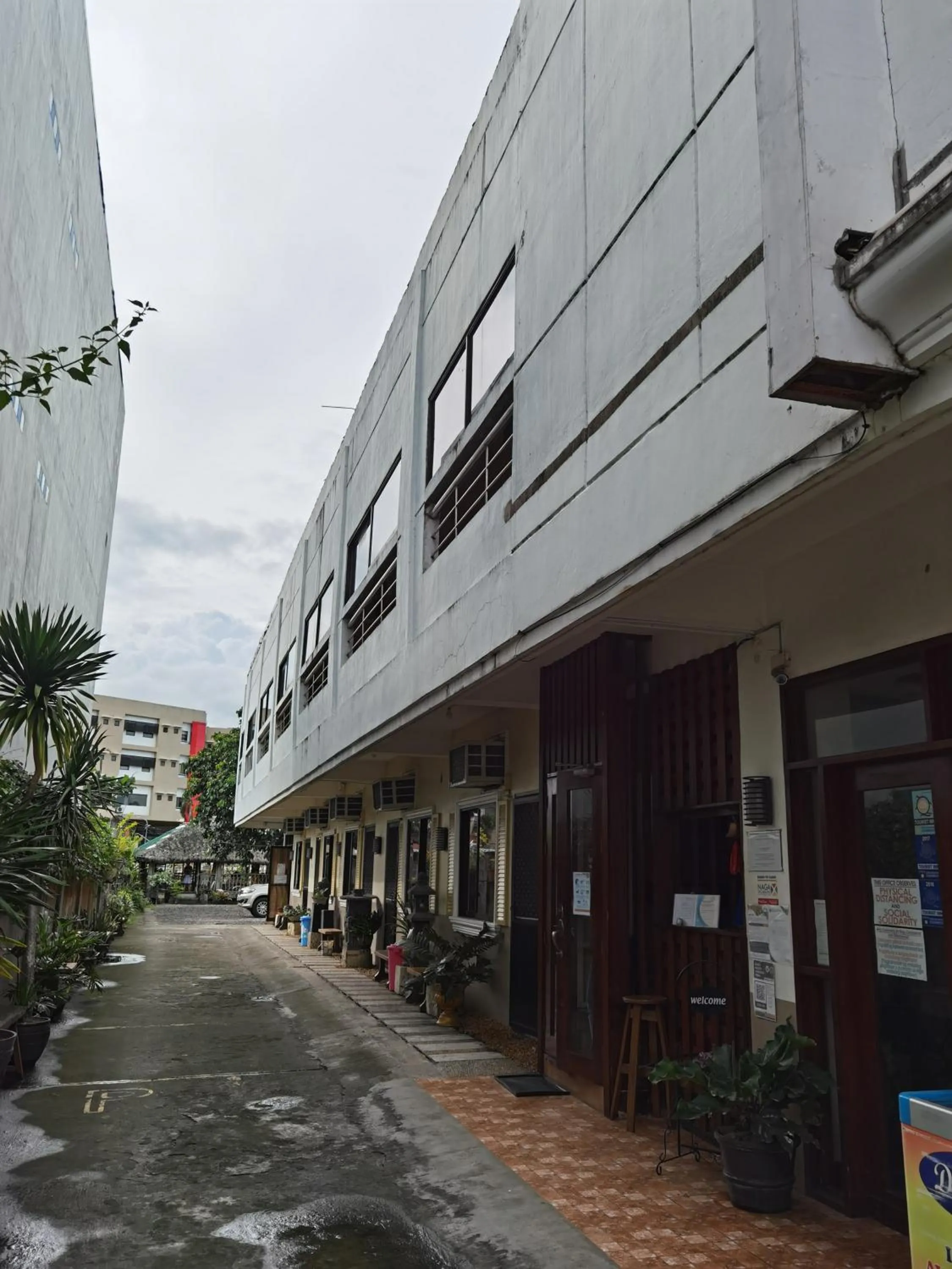 Facade/entrance in RedDoorz near Colgante Bridge Naga City