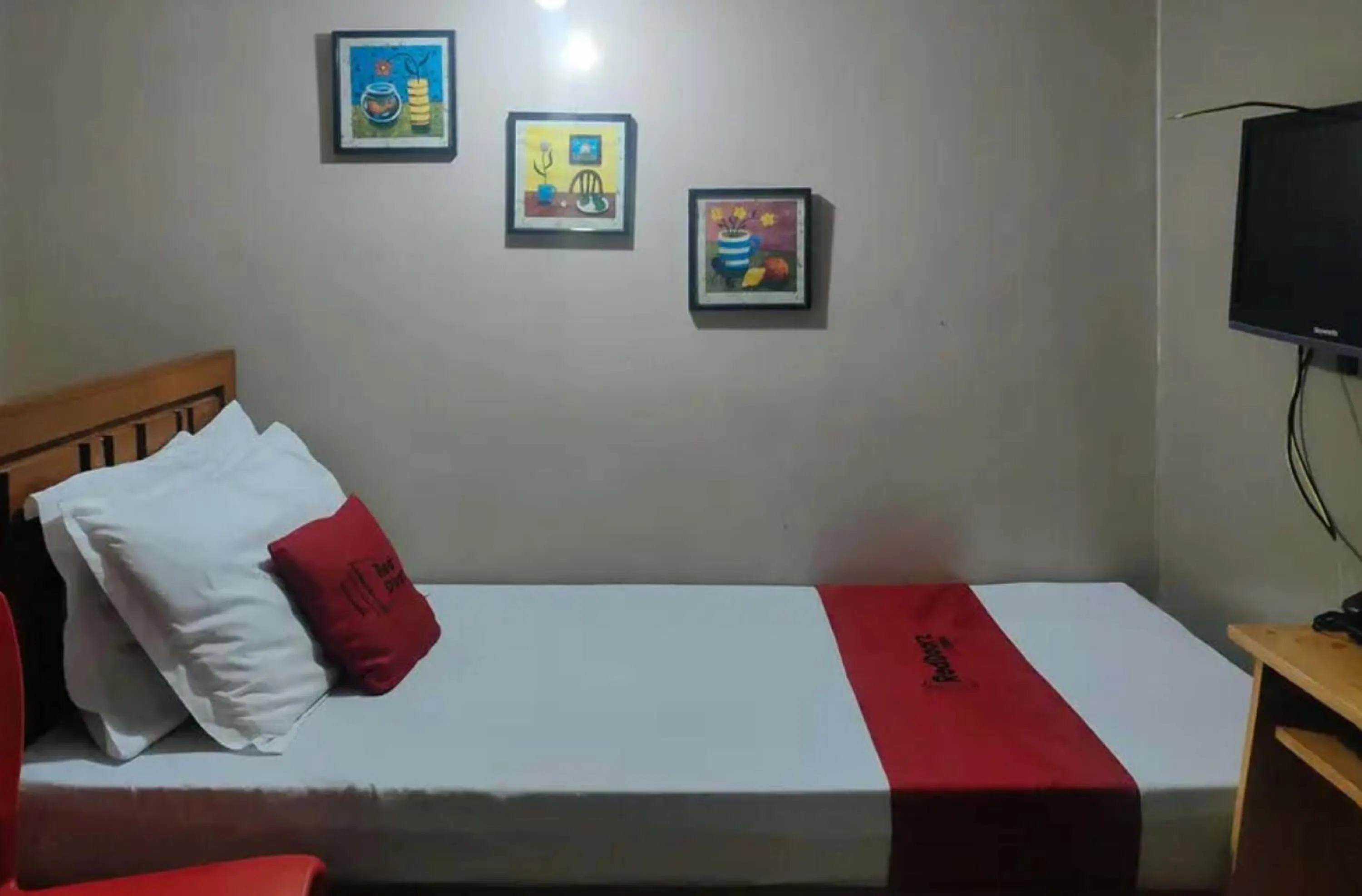 Bed in RedDoorz near Colgante Bridge Naga City