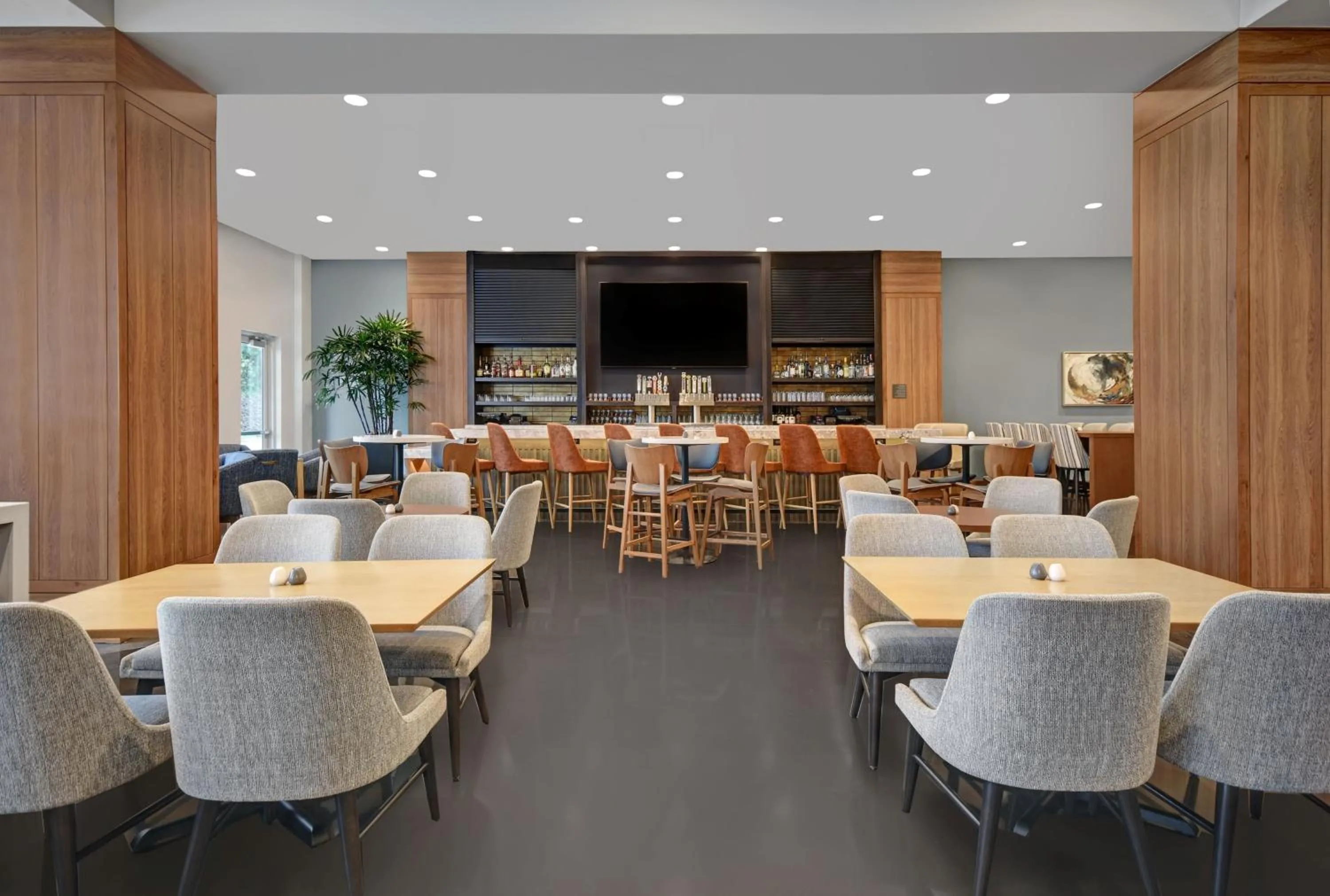 Lounge or bar in Holiday Inn Express - Houston - Galleria Area by IHG