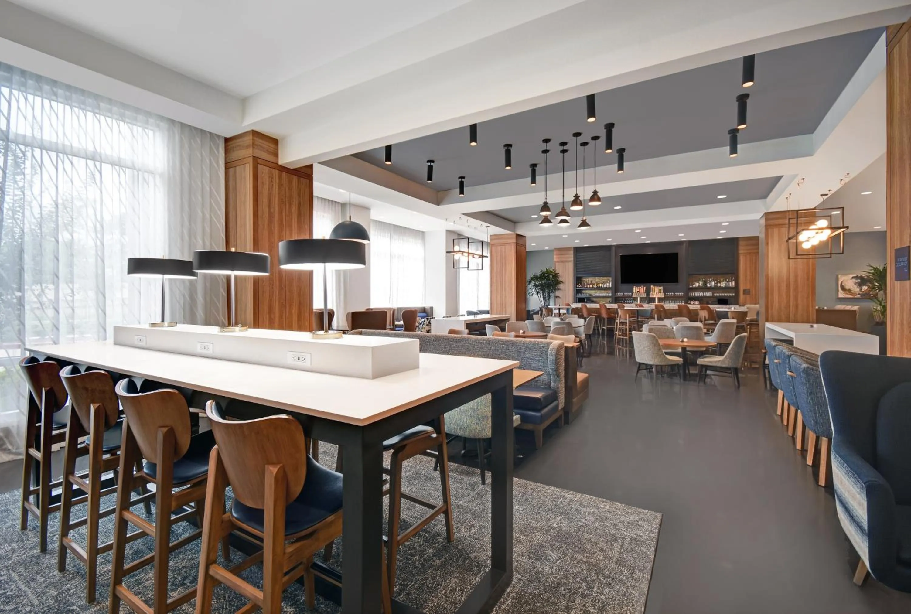 Lounge or bar in Holiday Inn Express - Houston - Galleria Area by IHG