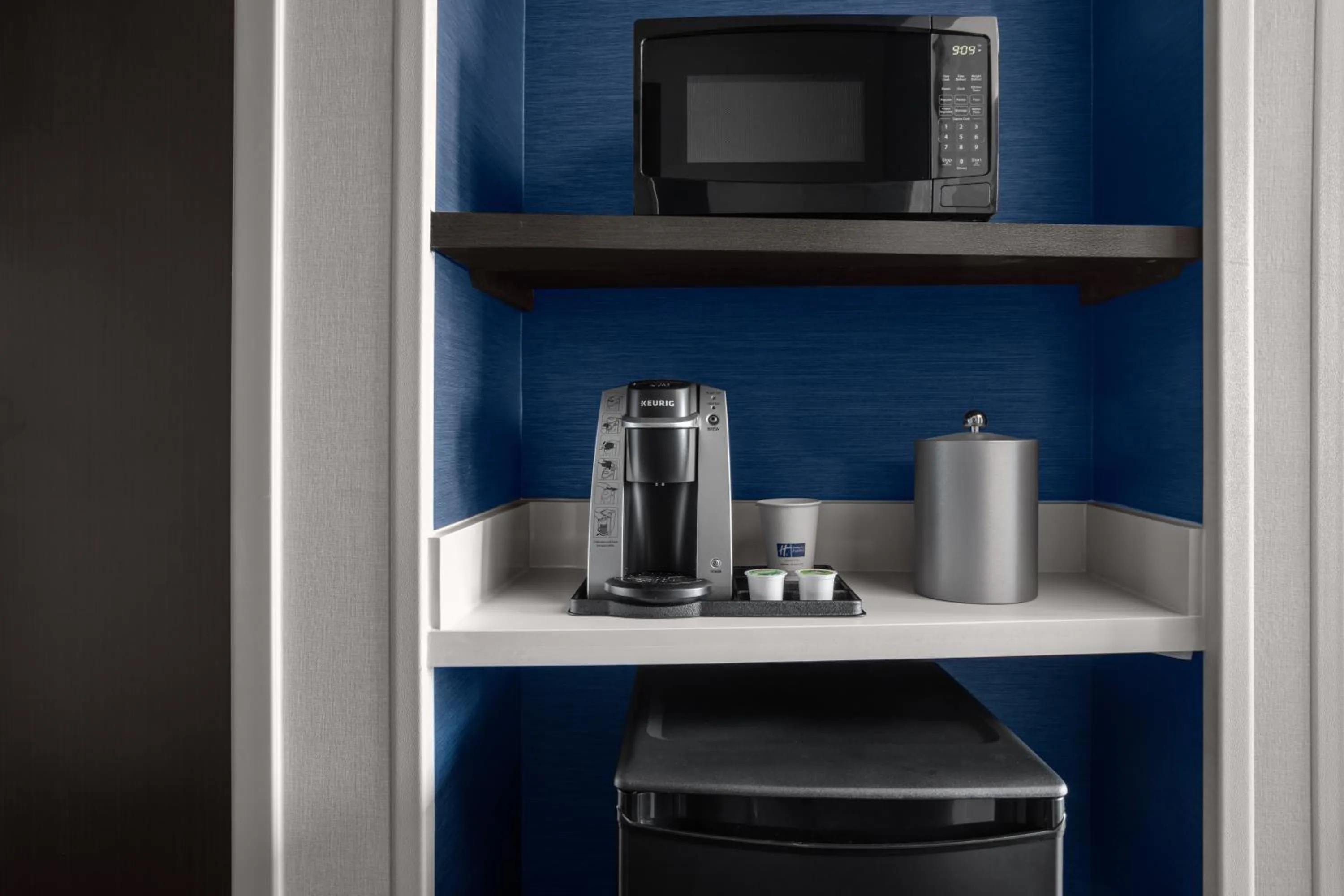 Coffee/tea facilities in Holiday Inn Express & Suites Woodside LaGuardia Airport