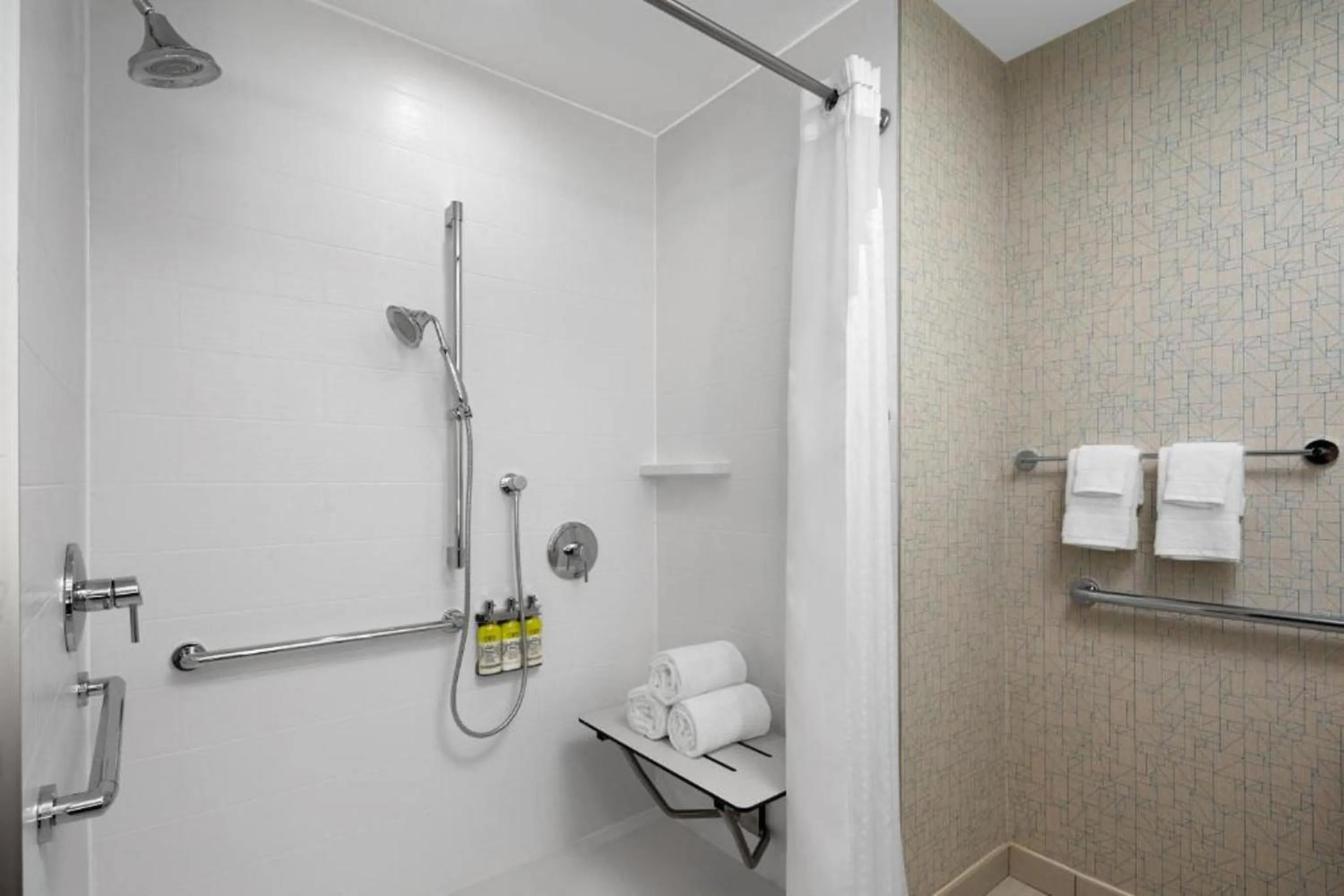 Shower in Holiday Inn Express & Suites Woodside LaGuardia Airport