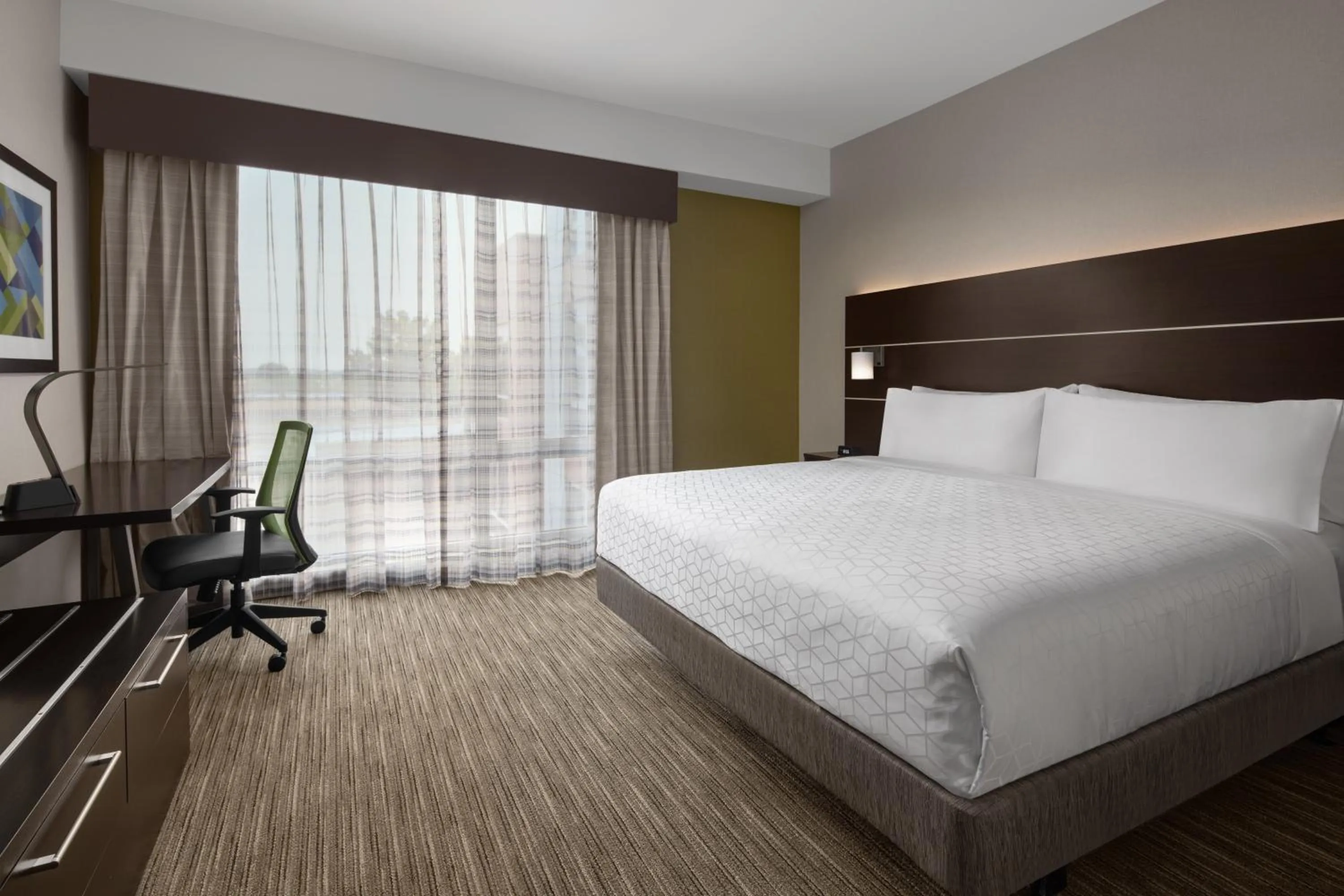 Photo of the whole room, Bed in Holiday Inn Express & Suites Woodside LaGuardia Airport