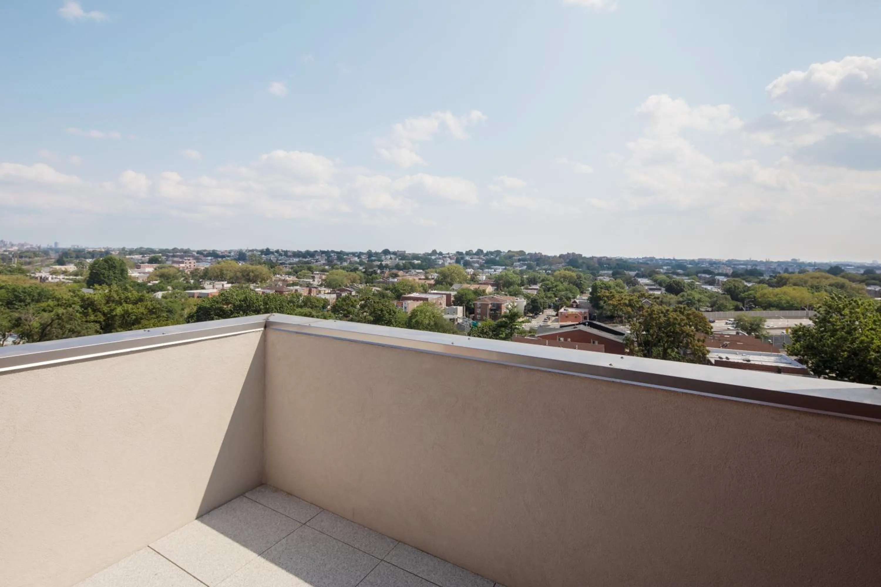 Balcony/Terrace in Holiday Inn Express & Suites Woodside LaGuardia Airport