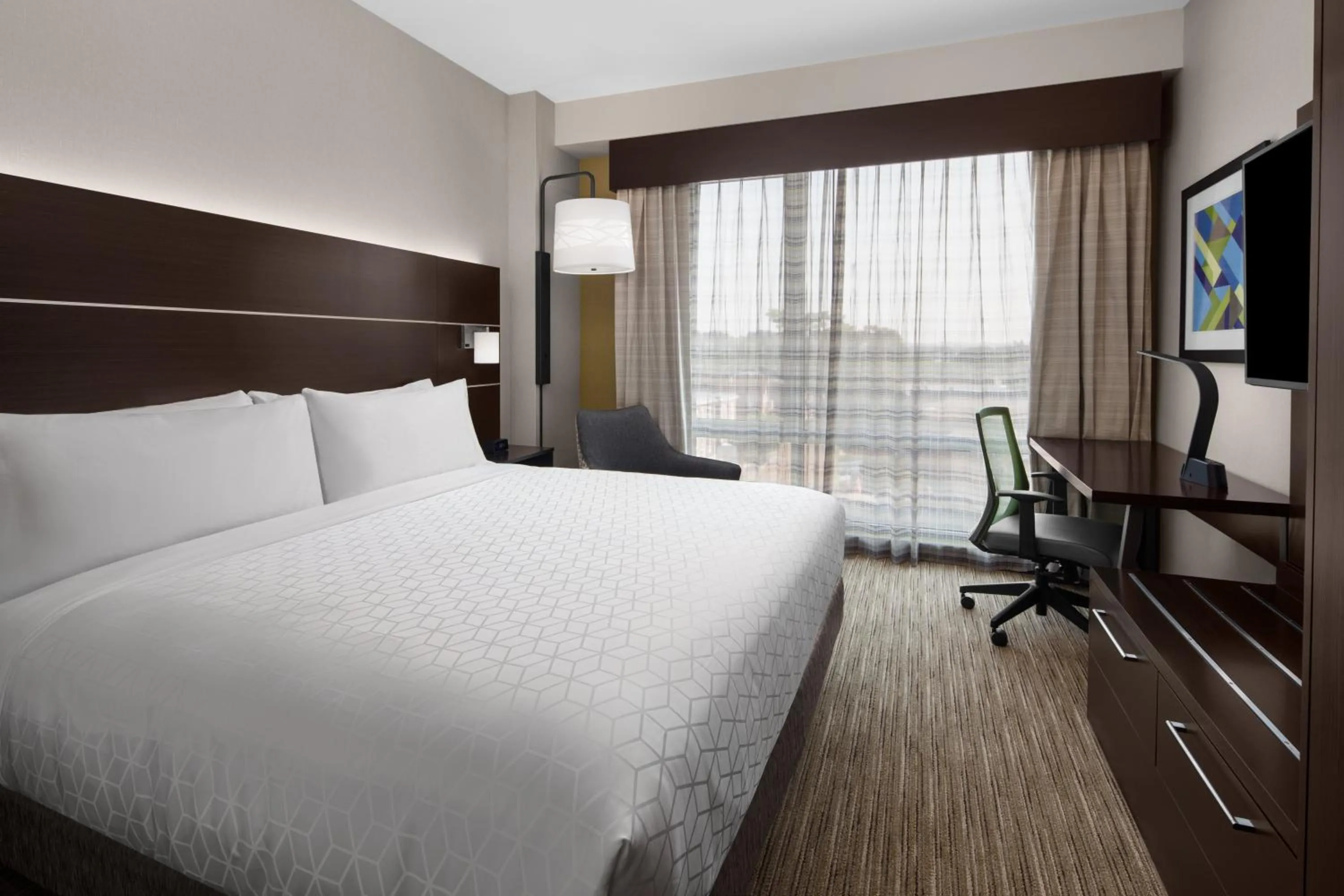 TV and multimedia, Bed in Holiday Inn Express & Suites Woodside LaGuardia Airport