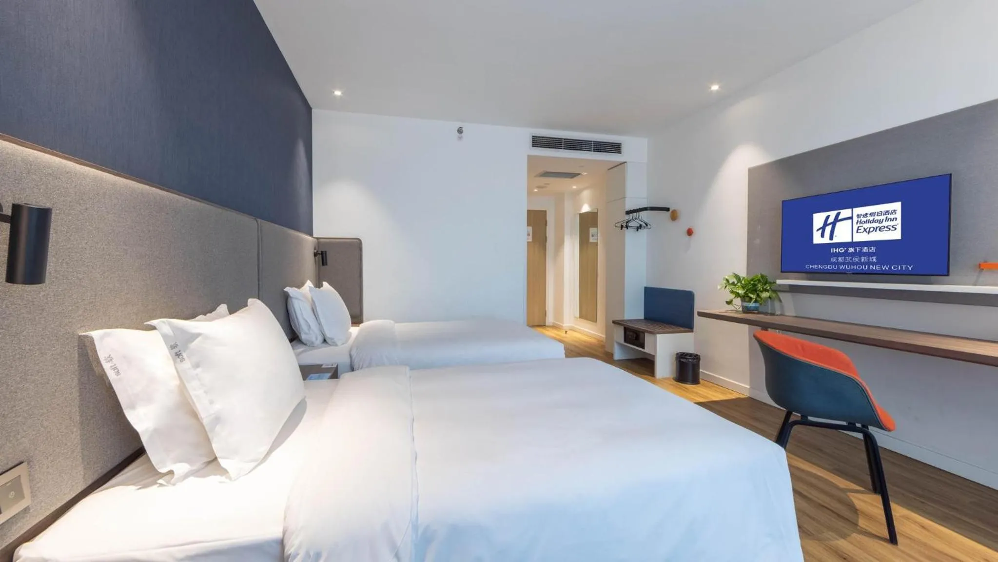 Photo of the whole room, Bed in Holiday Inn Express Chengdu Wuhou New City by IHG