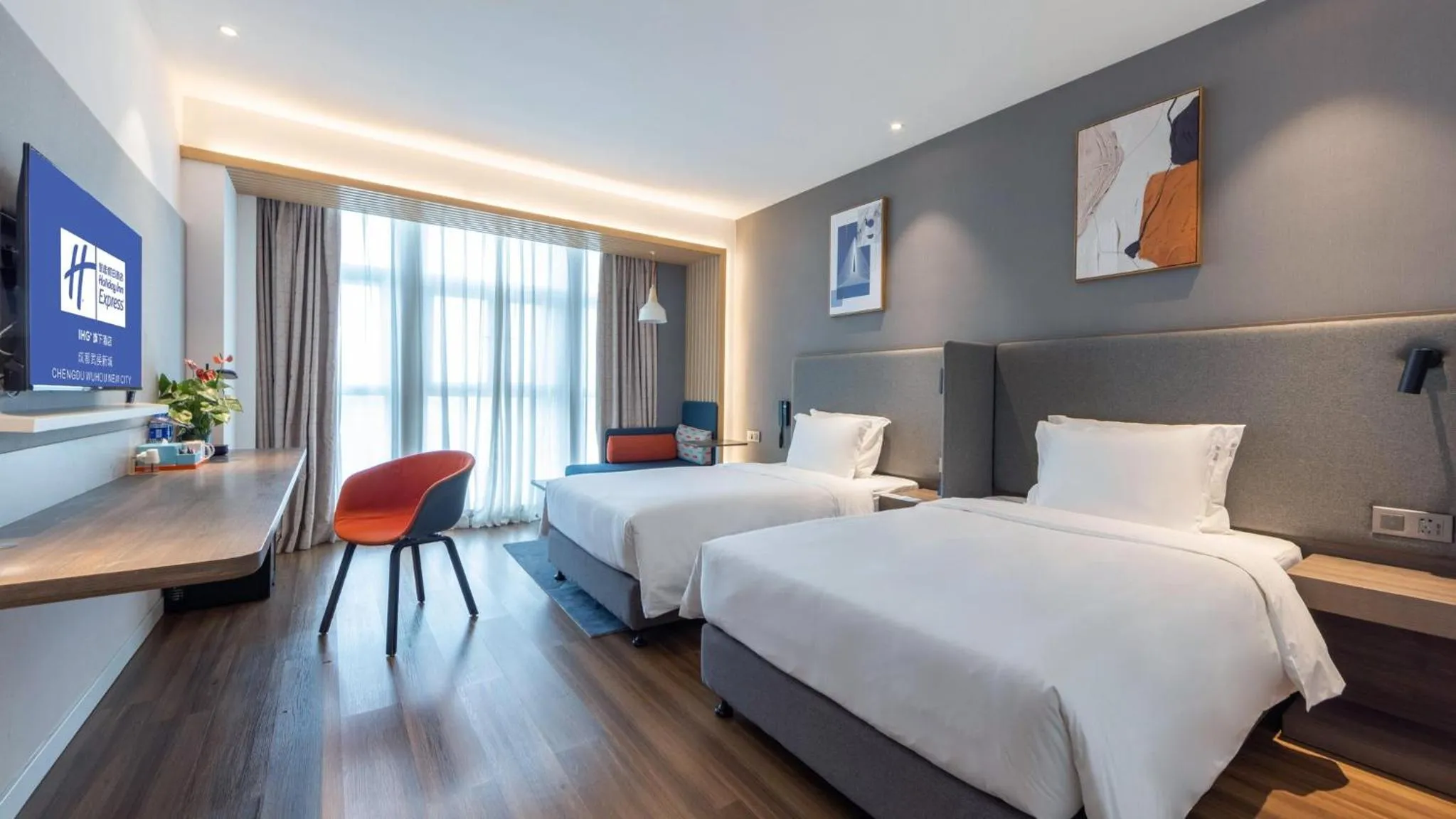 Photo of the whole room, Bed in Holiday Inn Express Chengdu Wuhou New City by IHG