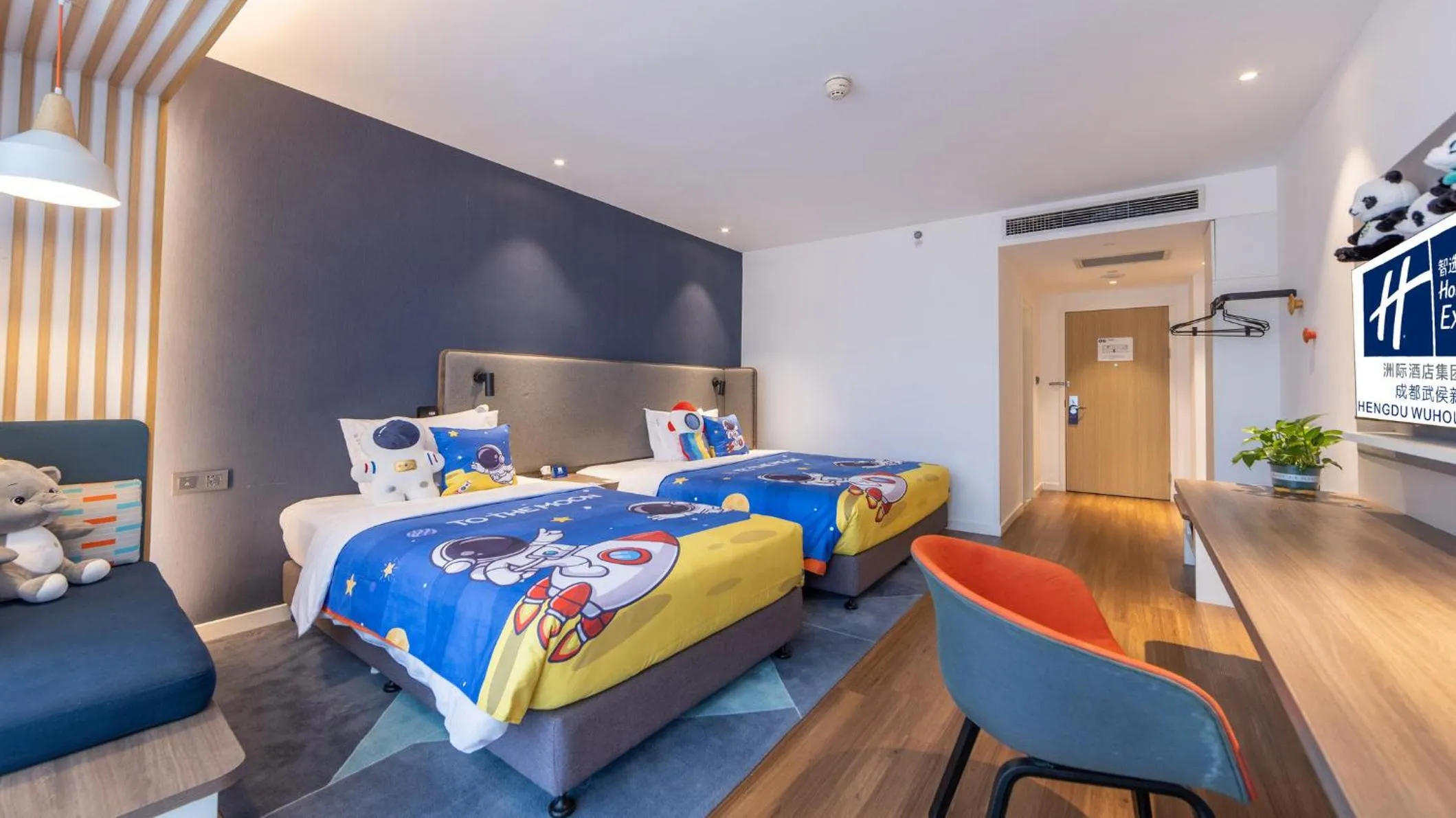 Photo of the whole room, Bed in Holiday Inn Express Chengdu Wuhou New City by IHG