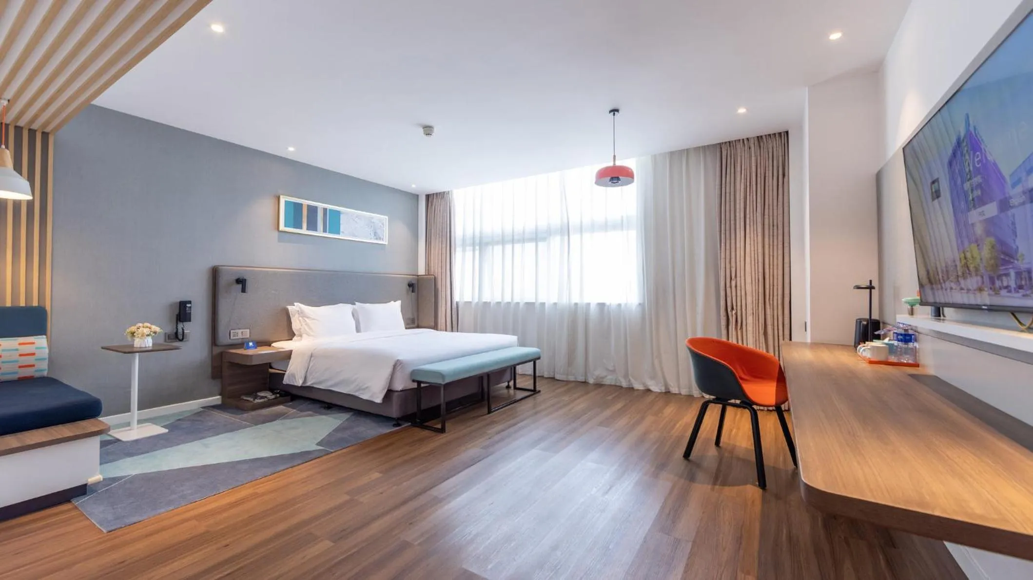 Photo of the whole room, Bed in Holiday Inn Express Chengdu Wuhou New City by IHG